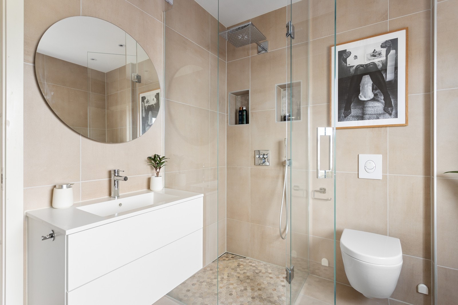Badet ble pusset opp av Bygg og Bad AS, og det foreligger dokumentasjon på utført arbeid. Galleribilde