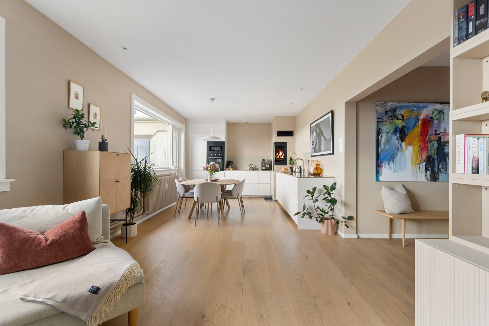 Det er gjennomgående heltre lamellgulv i boligen. Galleribilde