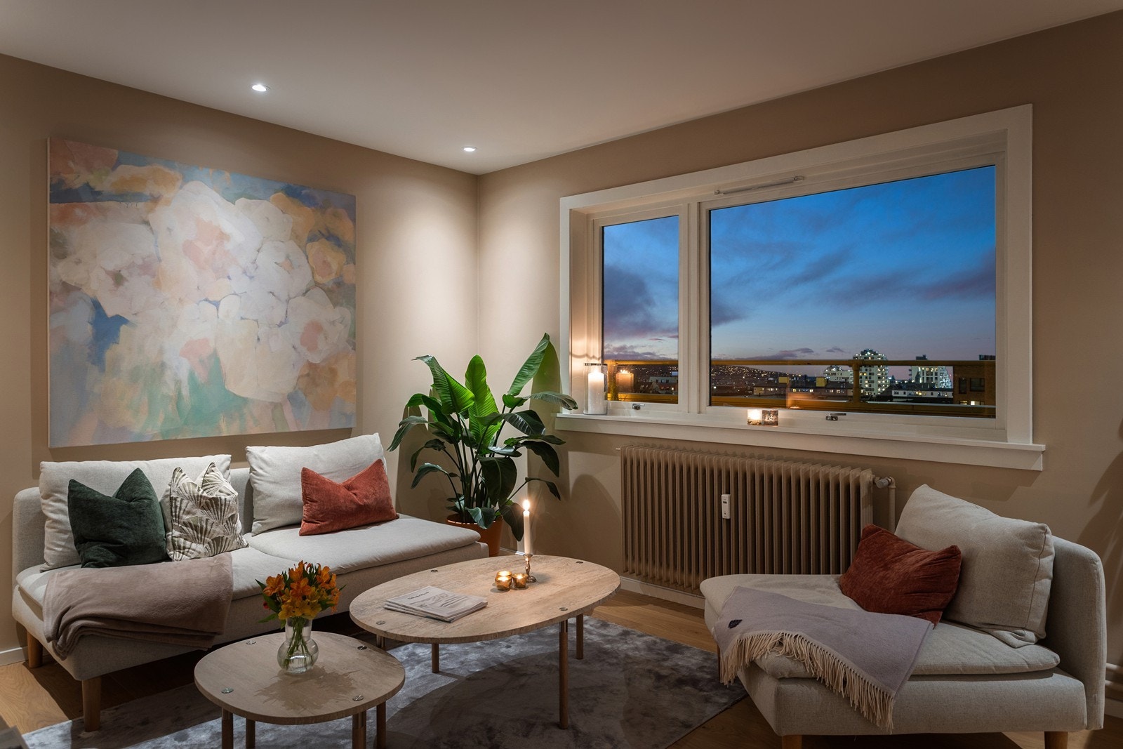 Fra alle vinduer i stuen er det vidstrakt utsikt over Oslo. Galleribilde