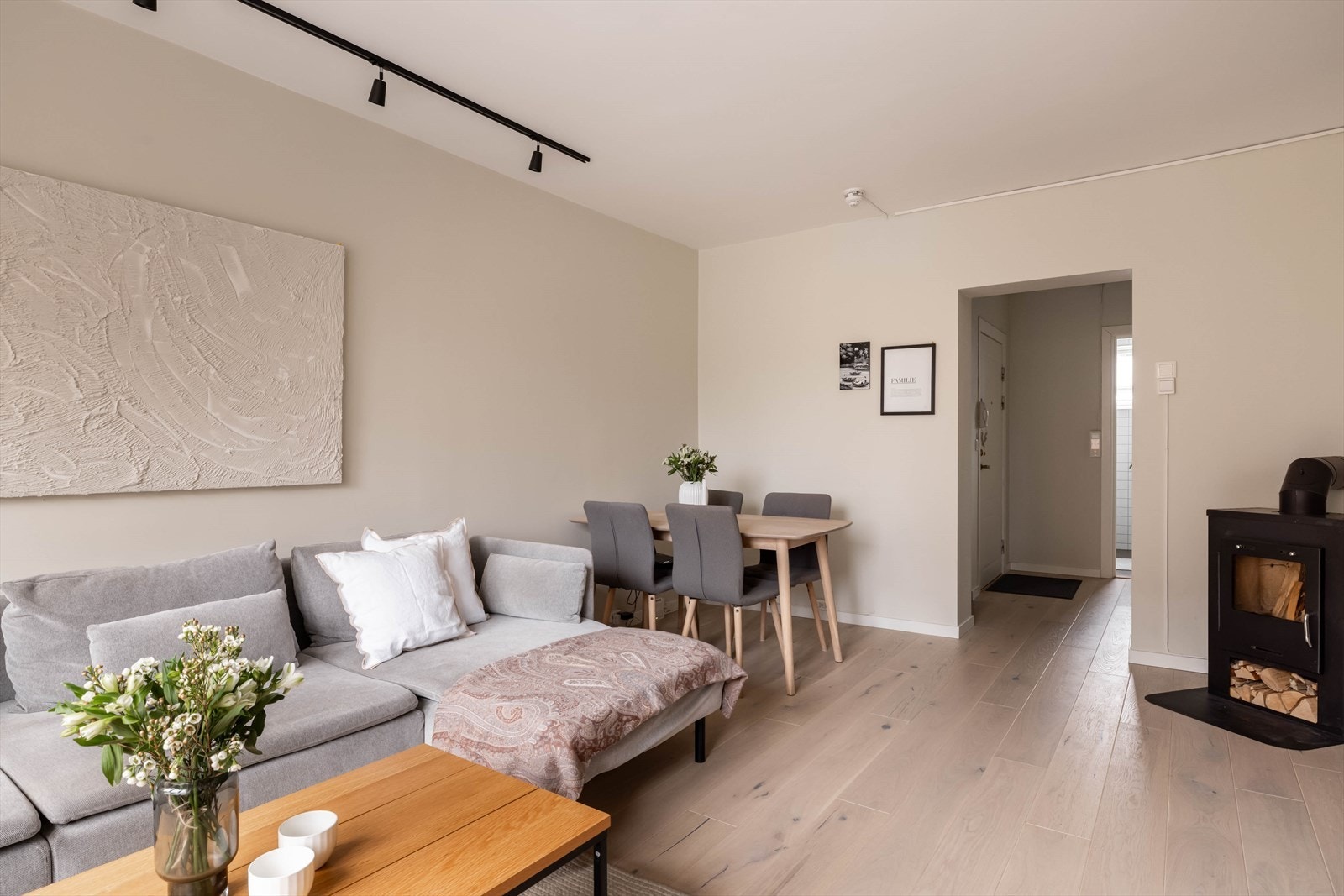 Pen enstavsparkett på gulv og helsparklede overflater. Galleribilde