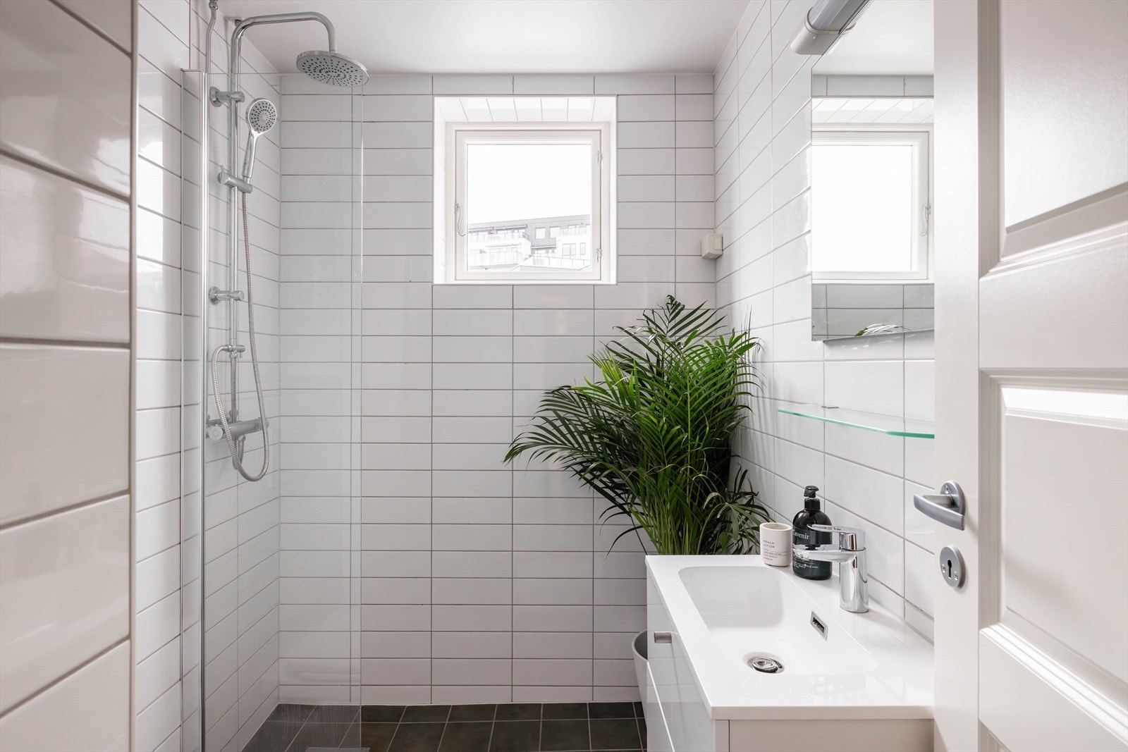 Pent bad som ble pusset opp i regi av sameiet i 2012/2013. Oppgradert med nyere innredning i 2023. Galleribilde