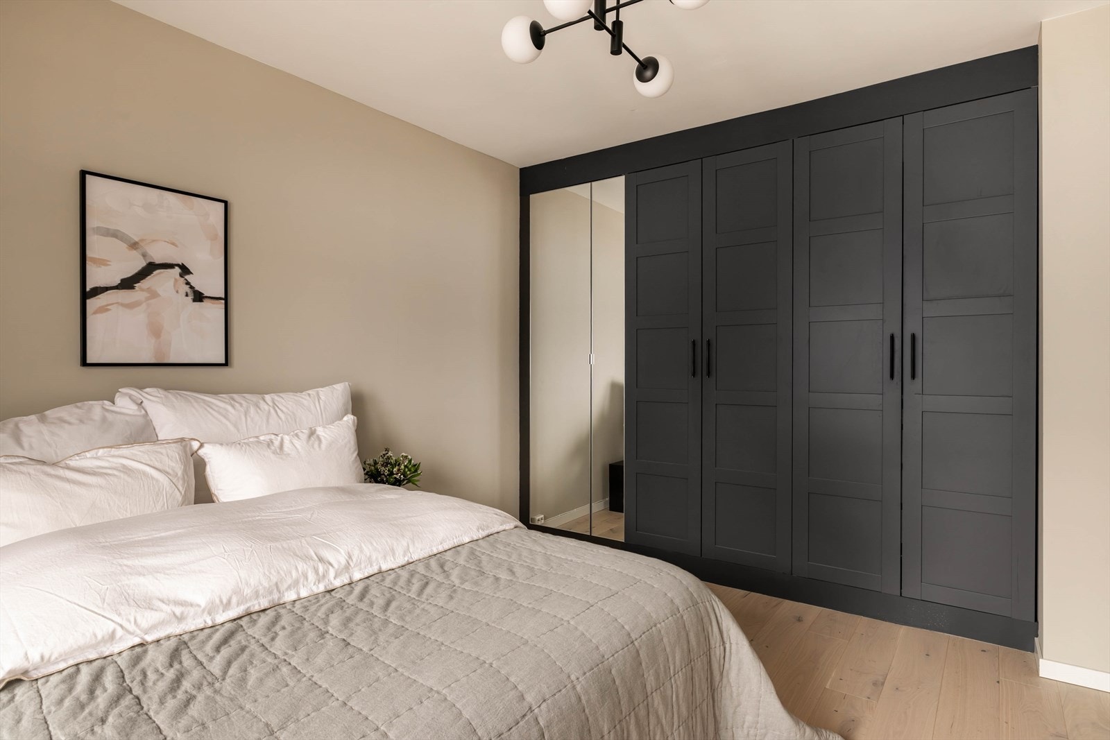 Legg merke til det delikate og praktiske garderobeskapet. Galleribilde