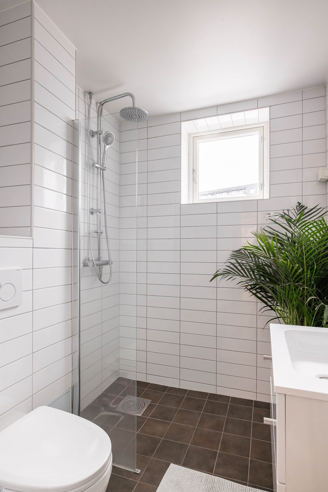 Gulvvarme. Praktisk med vindu som slipper inn godt med naturlig lys. Galleribilde