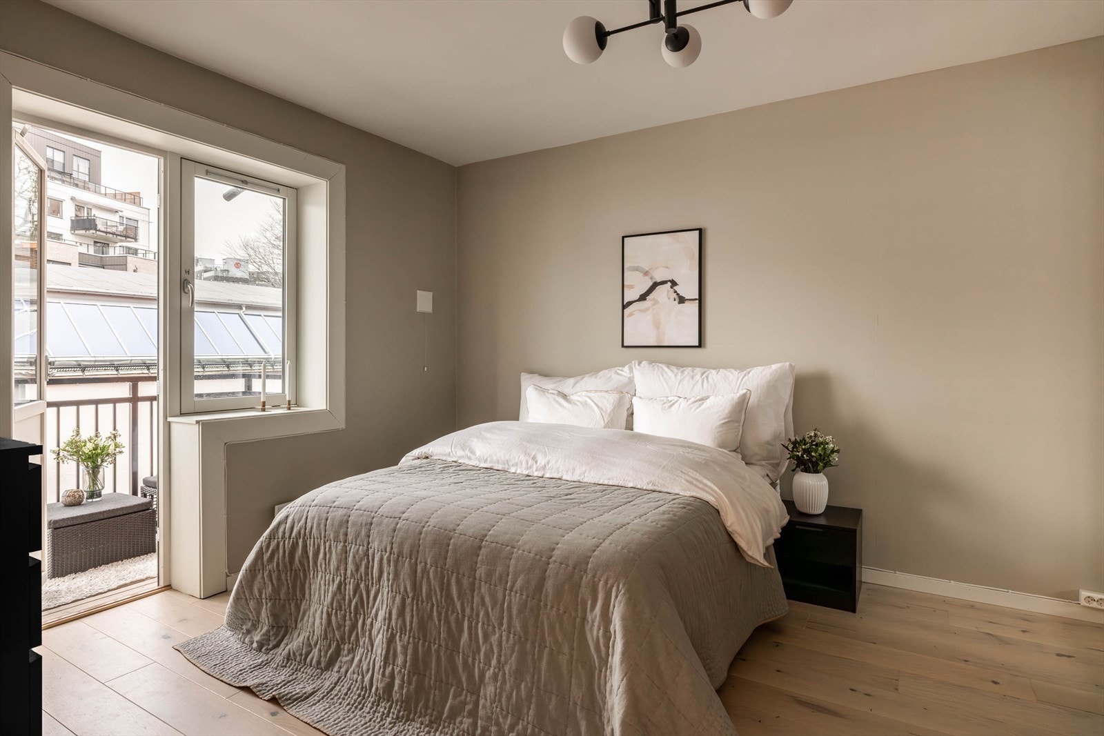 Svært romslig hovedsoverom med god plass til dobbeltseng, nattbord og garderobeskap. Galleribilde