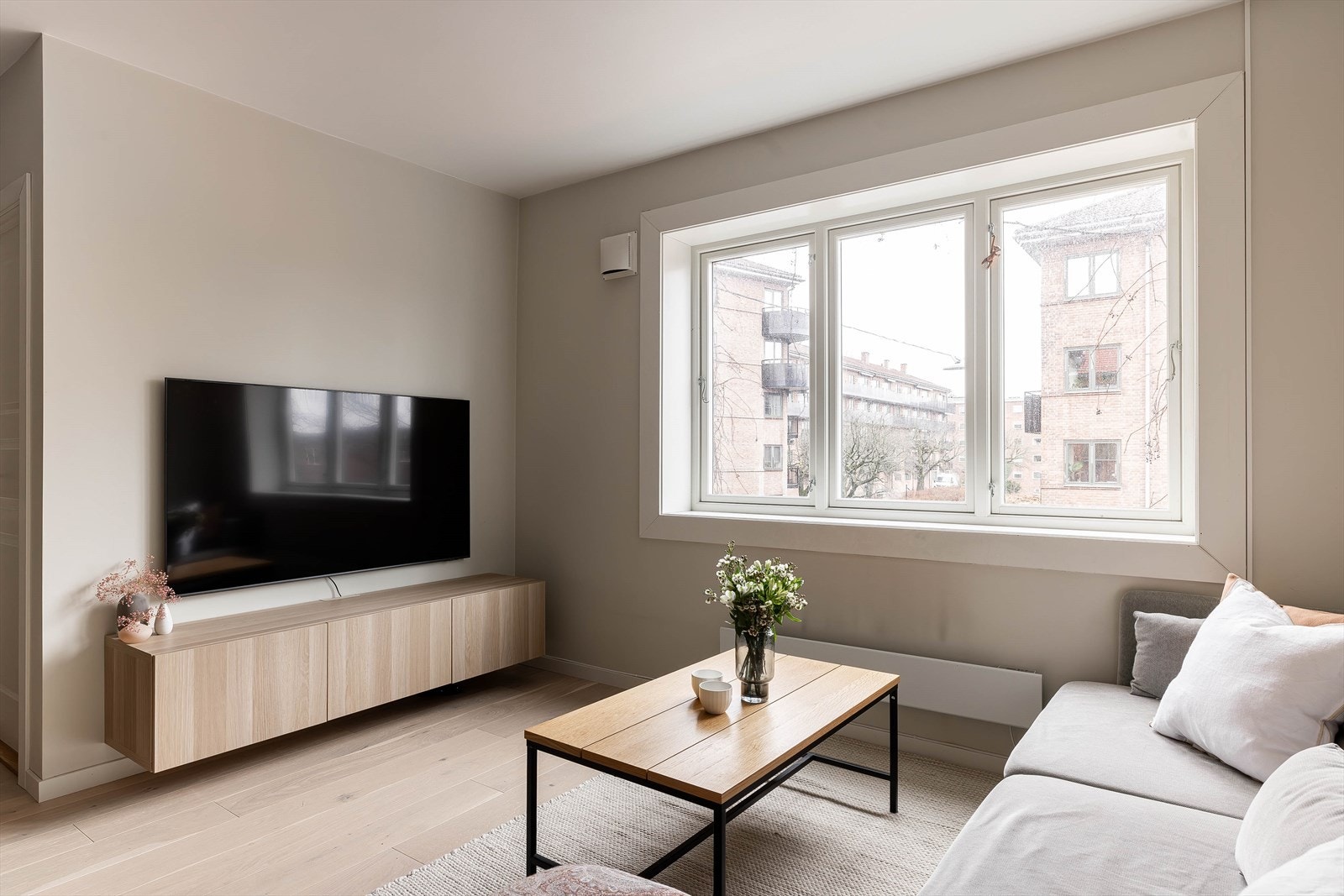 Naturlig plass til TVen ovenfor sofagruppen. Galleribilde