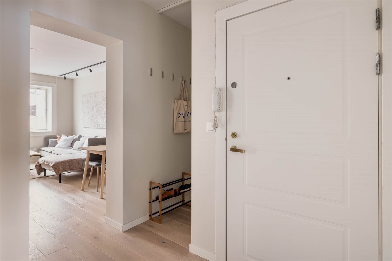 Leiligheten er gjennomgående, noe som gir mye lys i alle rom. Galleribilde