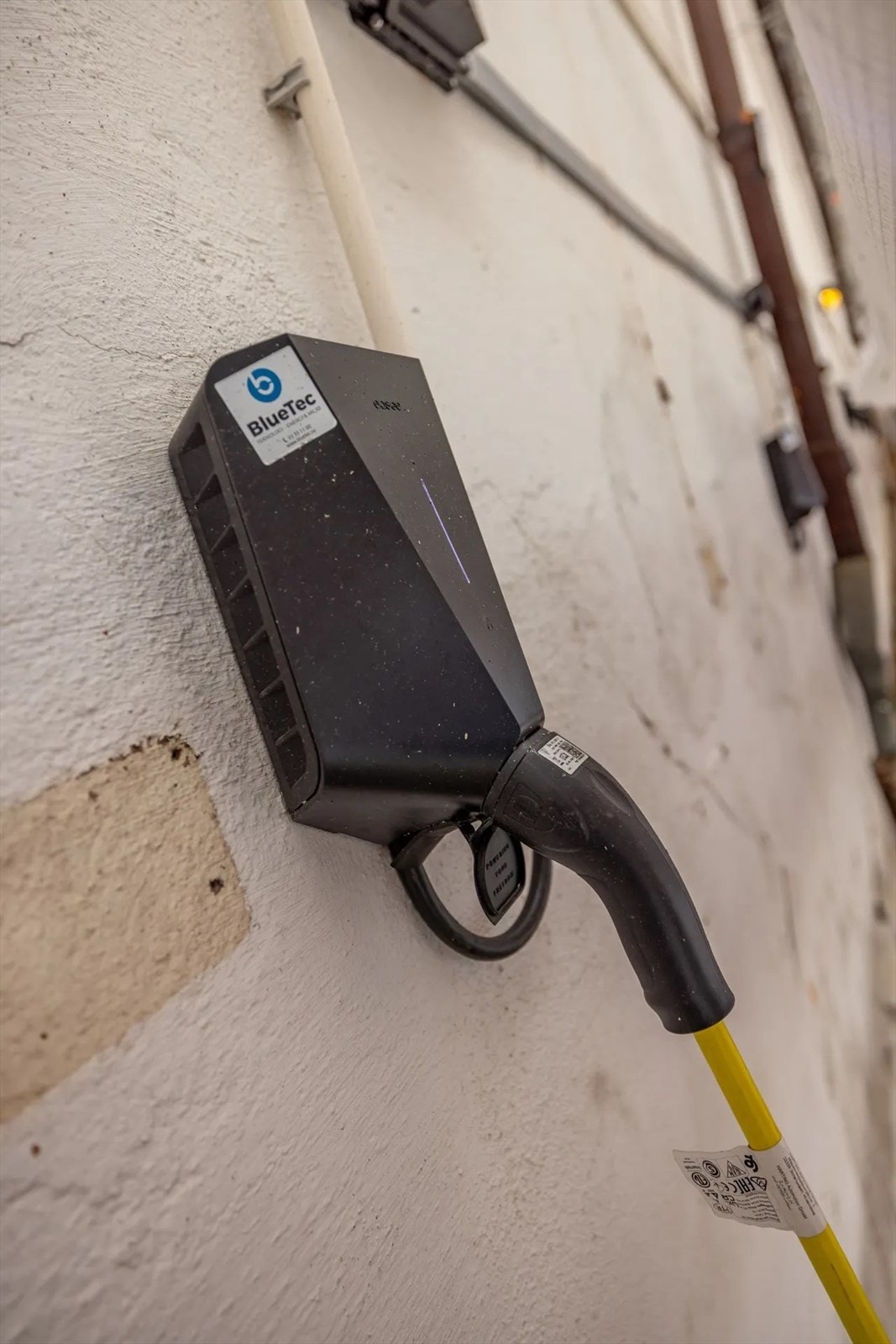 Det er mulighet for å leie parkeringsplass i bakgården, noen plasser er med lader. Galleribilde