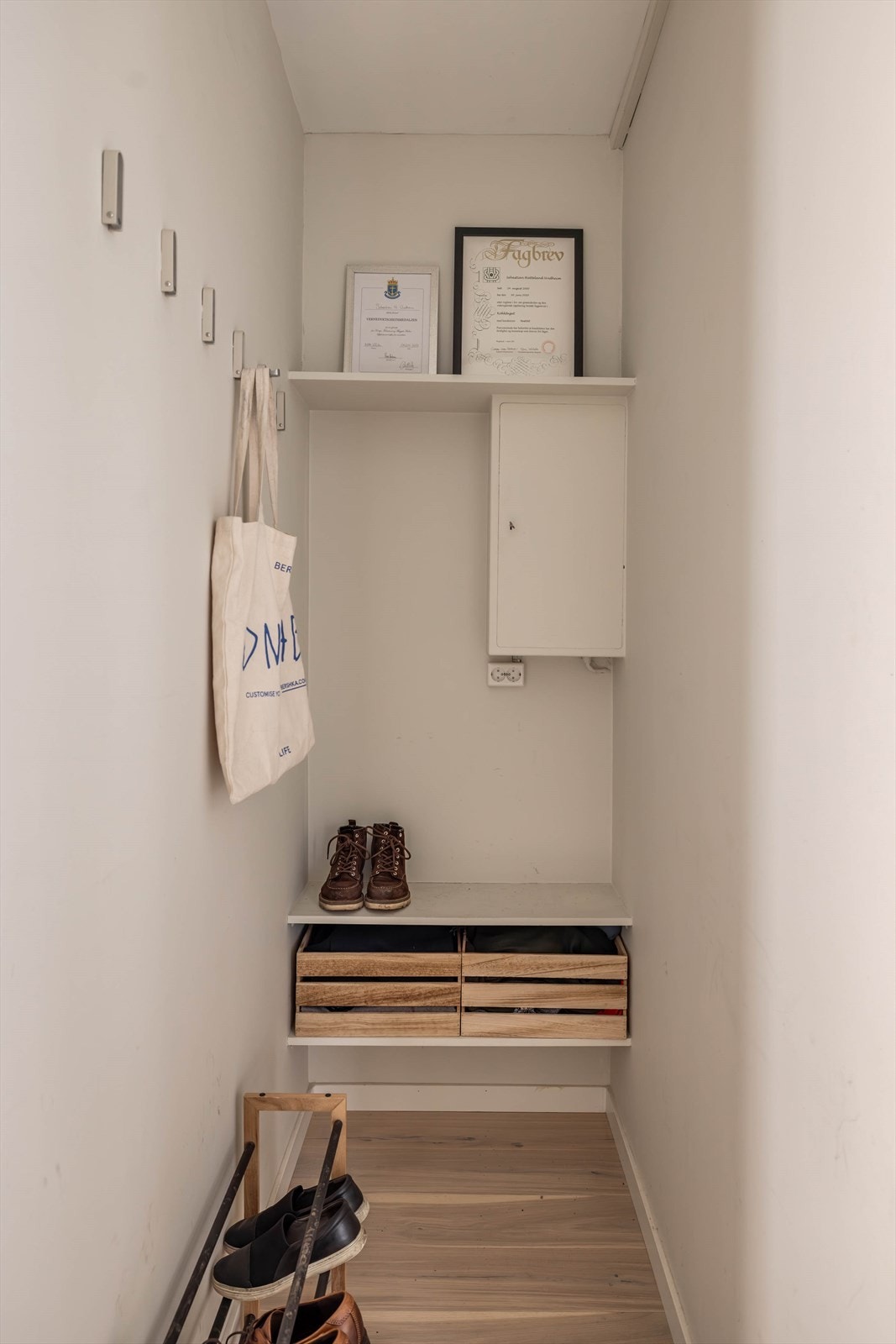 Gangen er praktisk utnyttet med plassbygde hyller og knagger. Galleribilde