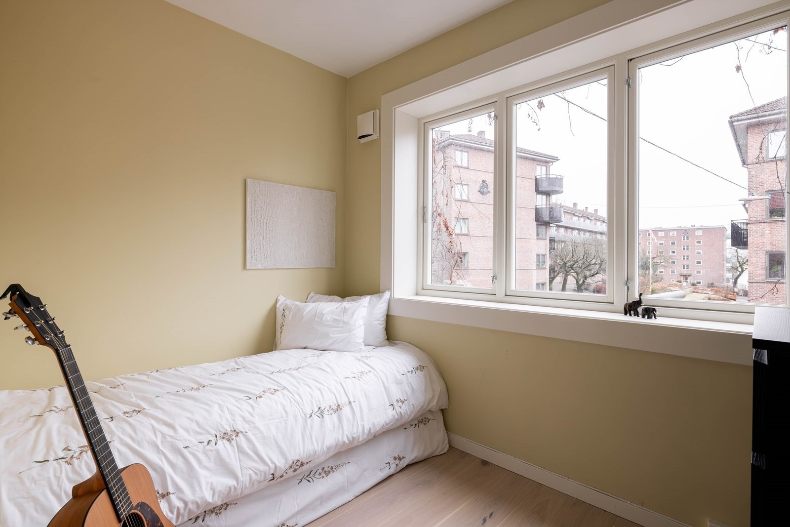 Soverom II er også av god størrelse med plass til dobbeltseng, skap og nattbord. Galleribilde