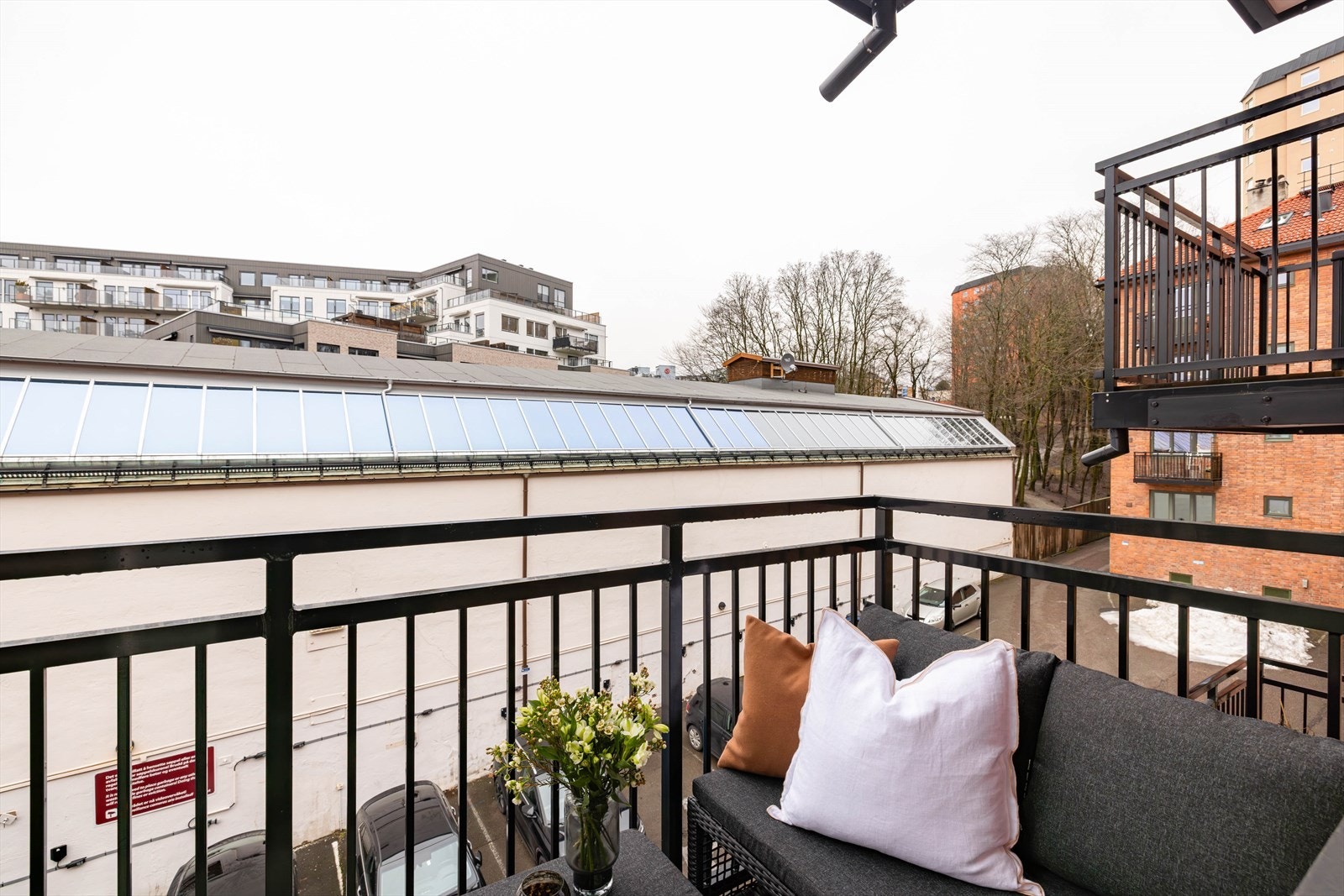 Balkongen vender i sin helhet mot bakgård/bakgård. Galleribilde