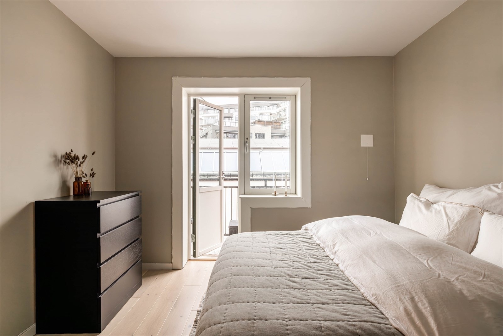 Hovedsoverommet vender mot bakgård/parkering. Galleribilde