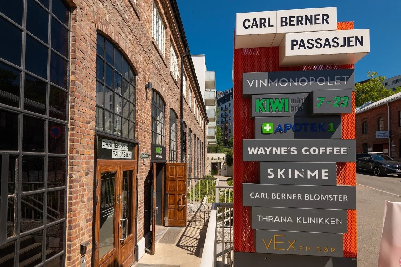 Rett ved boligen finner man et nyere senter med mathall og butikker. Galleribilde