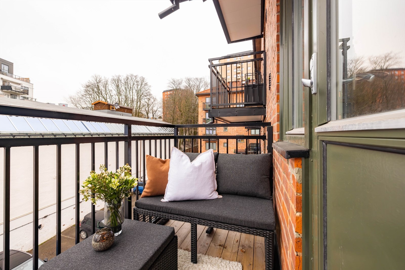 Her har man plass til utemøbler og blomster. Galleribilde