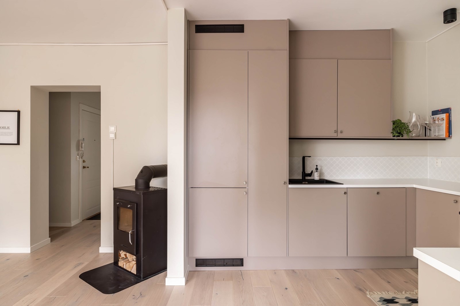 Delikat separat kjøkken med god skap- og benkeplass. Galleribilde