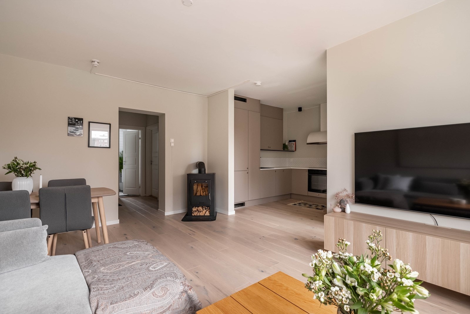 Nyere peisovn i stuen som varmer godt. Galleribilde