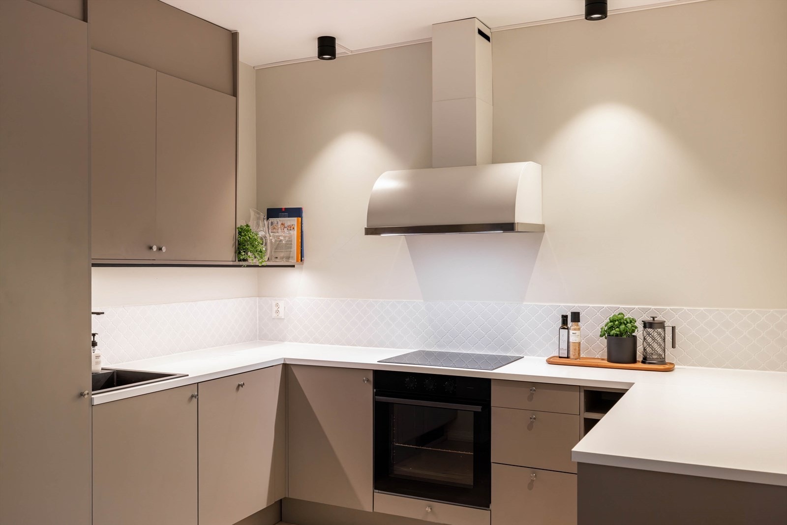 Integrerte hvitevarer og oppvaskmaskin. Waterguard og komfyrvakt er montert. Galleribilde