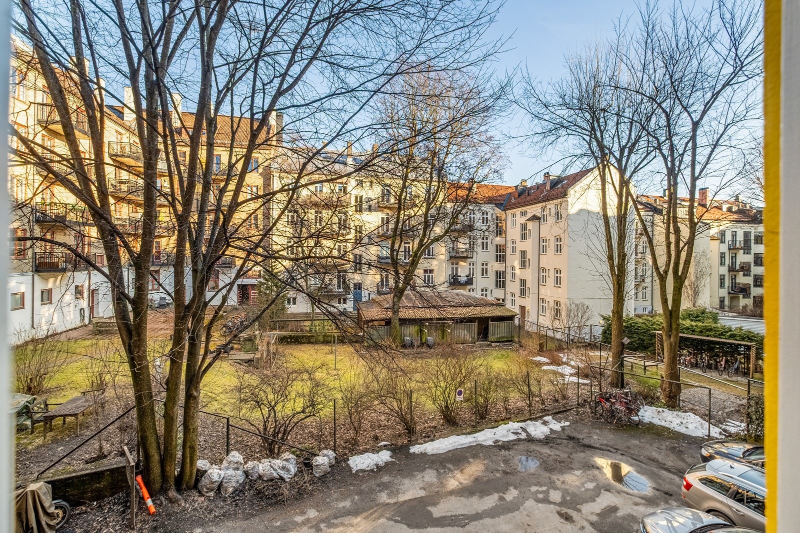 Frodig utsyn fra soveromsvindu om sommeren Galleribilde