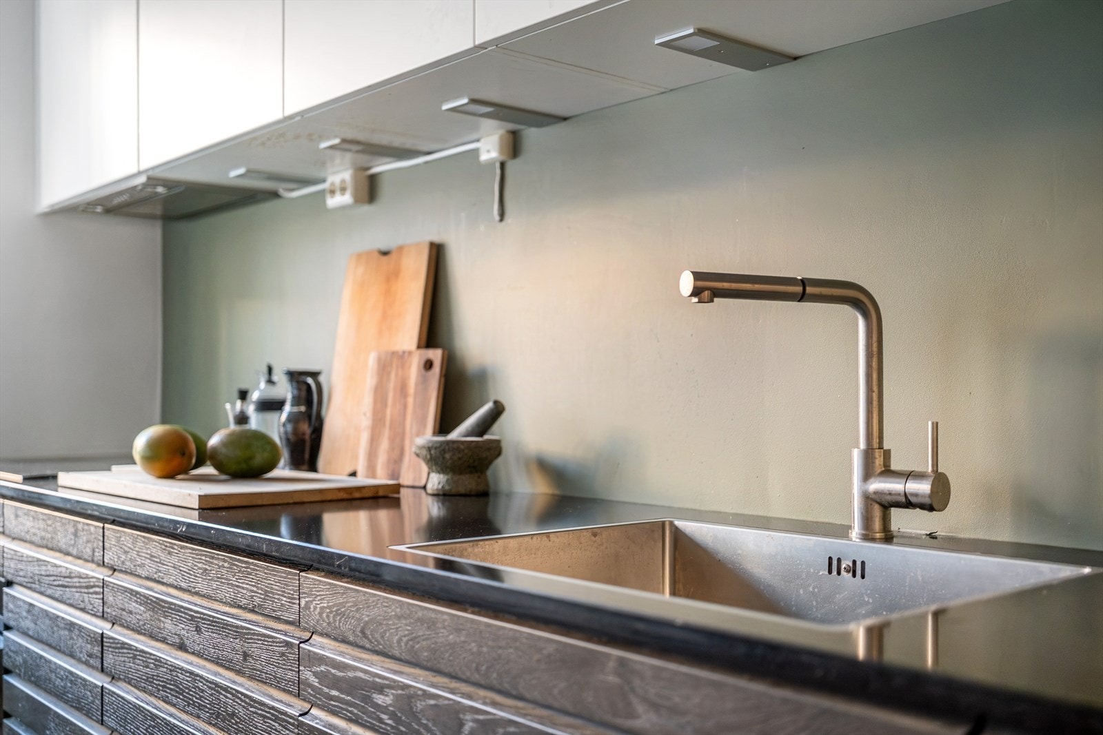 Benkeplate av stein med nedfelt vask- og skyllekum Galleribilde