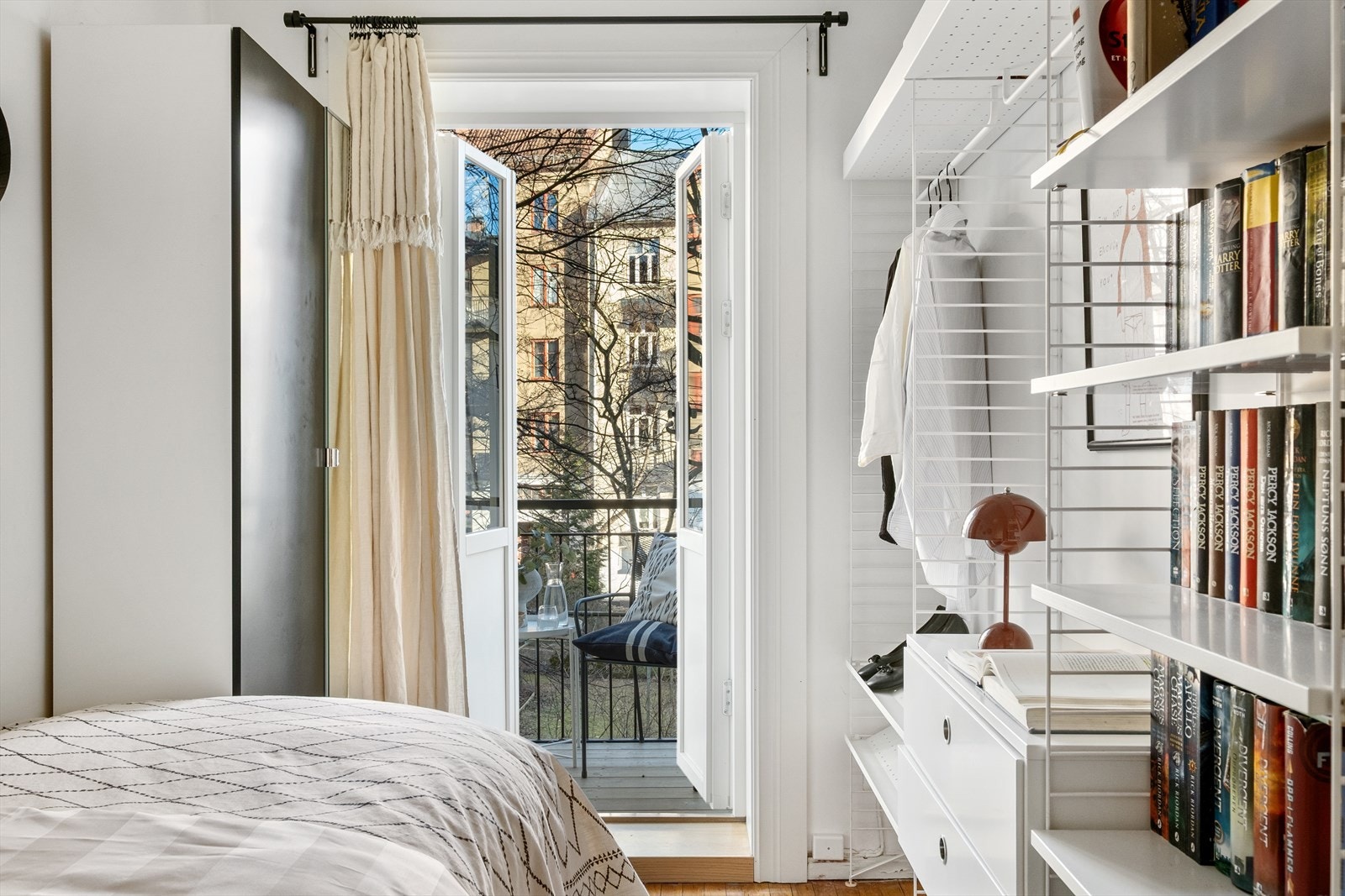 Fra soverom nr. 2 er det utgang til en østvendt balkong på ca. 3 kvm Galleribilde