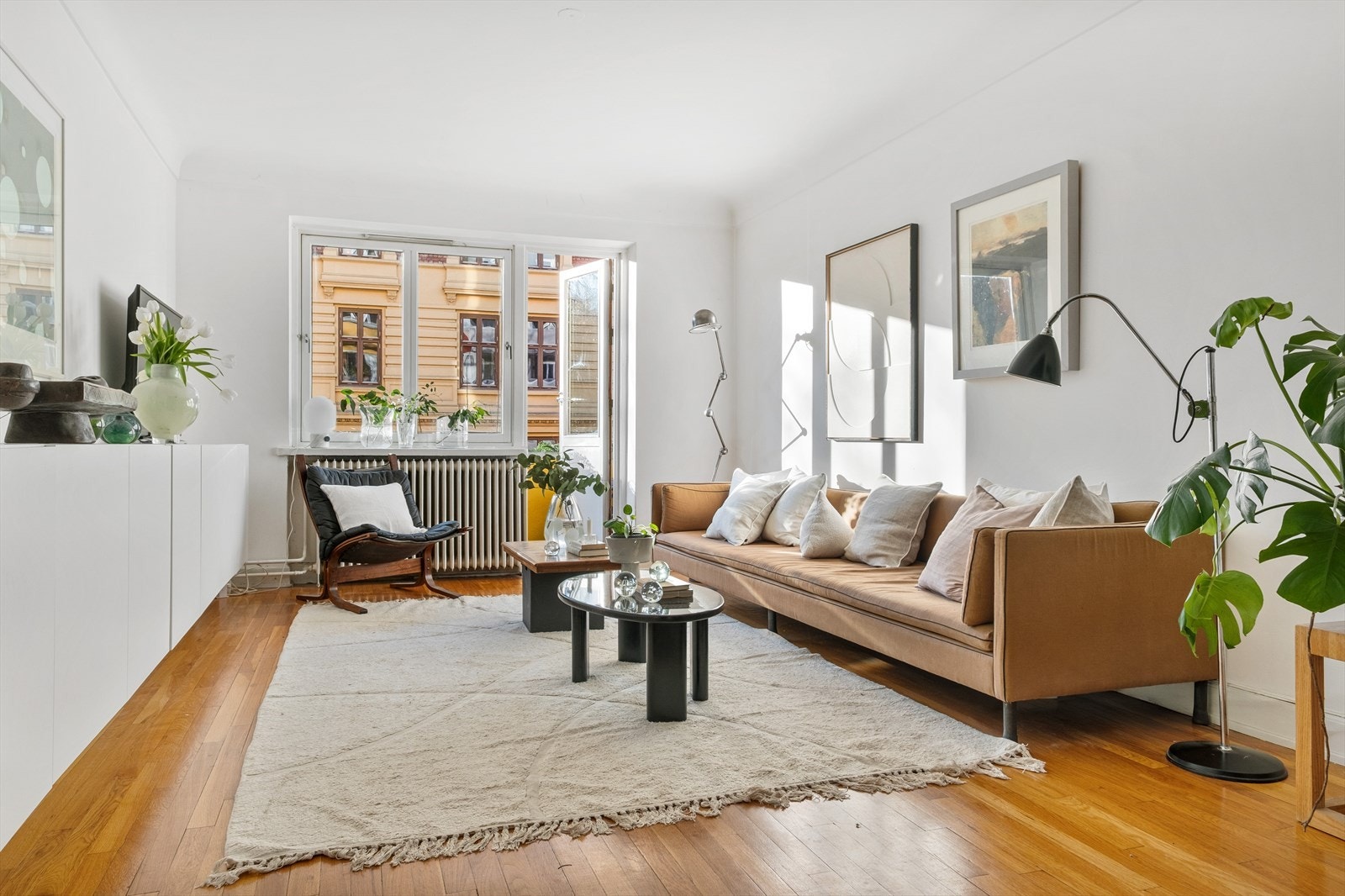 Stuen er lys og romslig med god plass til sofagruppe med tilhørende møblement og TV-benk Galleribilde