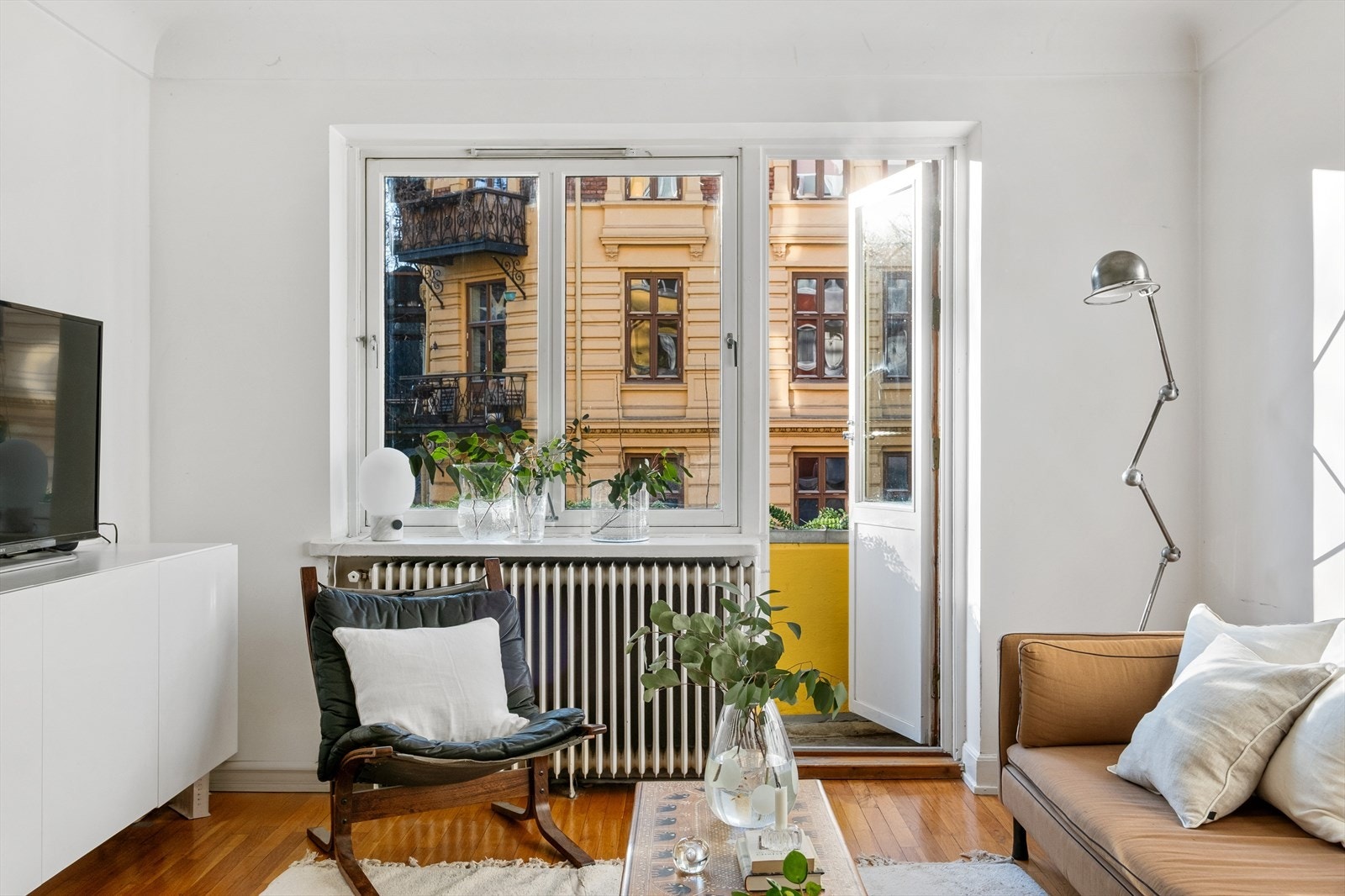 Store vindusflater som gir rikelig med luft og lys Galleribilde