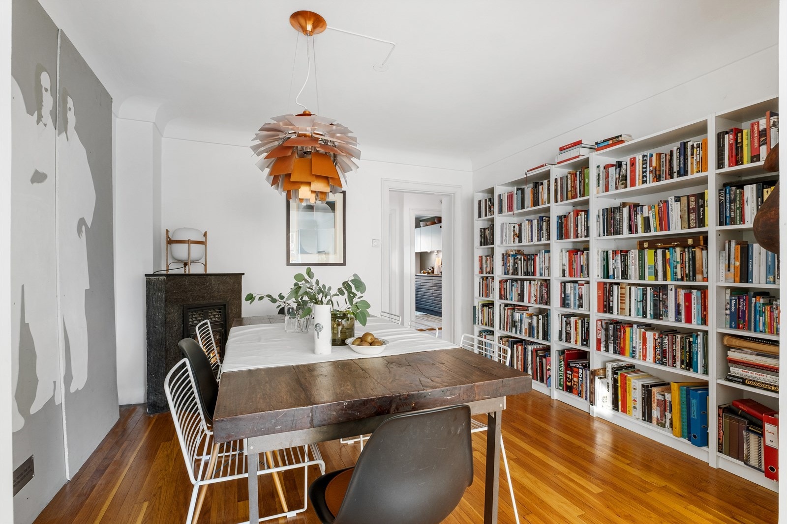 Det kan være mulighet for å flytte kjøkken ut i spisestuen for å etablere ekstra soverom - Megler har ikke undersøkt hvorvidt dette lar seg gjøre og kjøper må selv undersøke mulighetene for dette Galleribilde