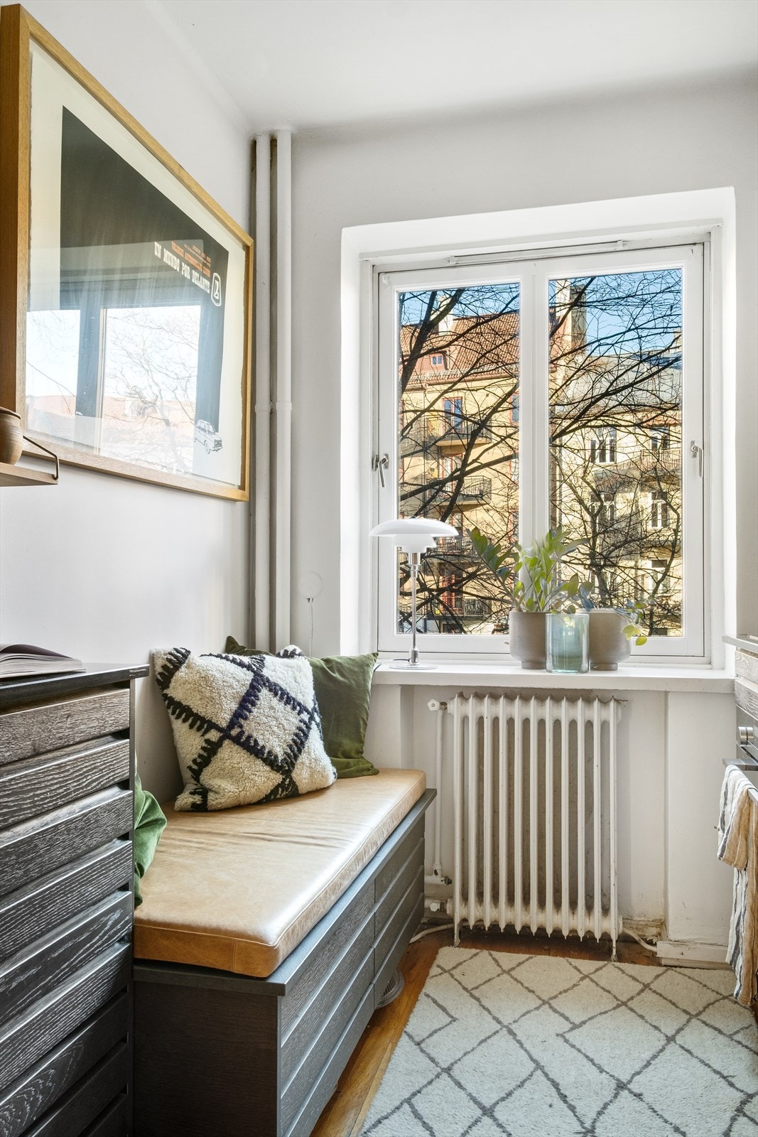 Benkeskap med lamellfronter og flott spesialtilpasset sittebenk i samme utførelse som kjøkkeninnredning Galleribilde