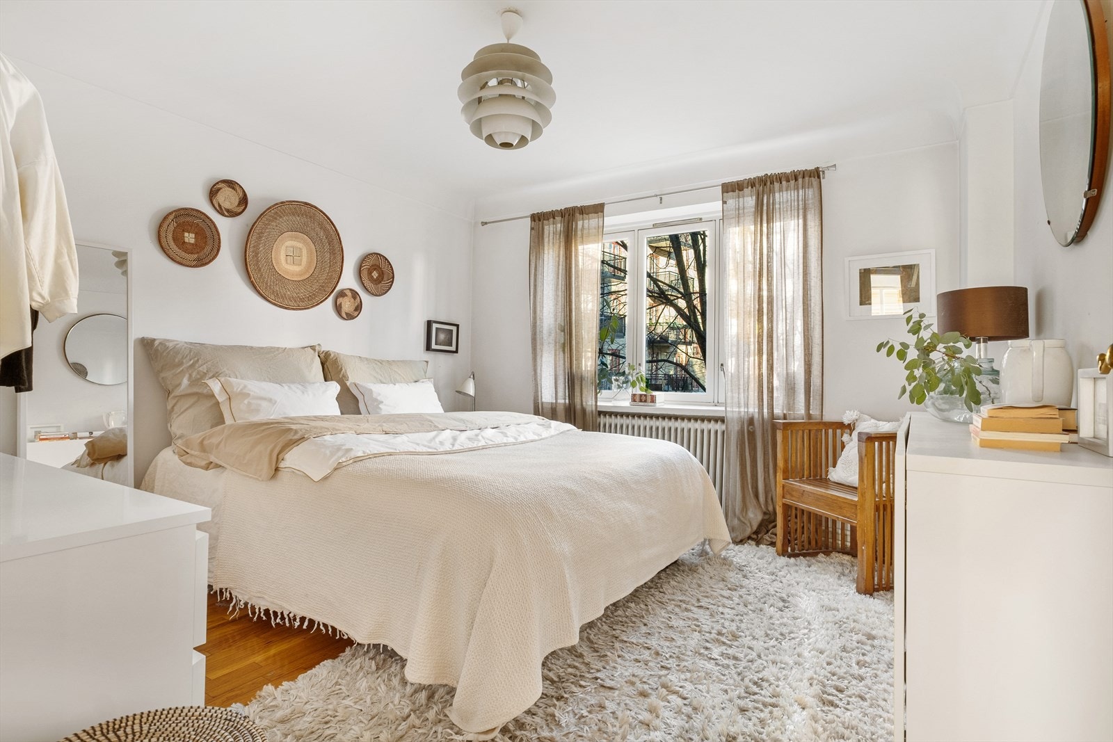 Romslig hovedsoverom med god plass til dobbeltseng med tilhørende nattbord og garderobeløsning Galleribilde