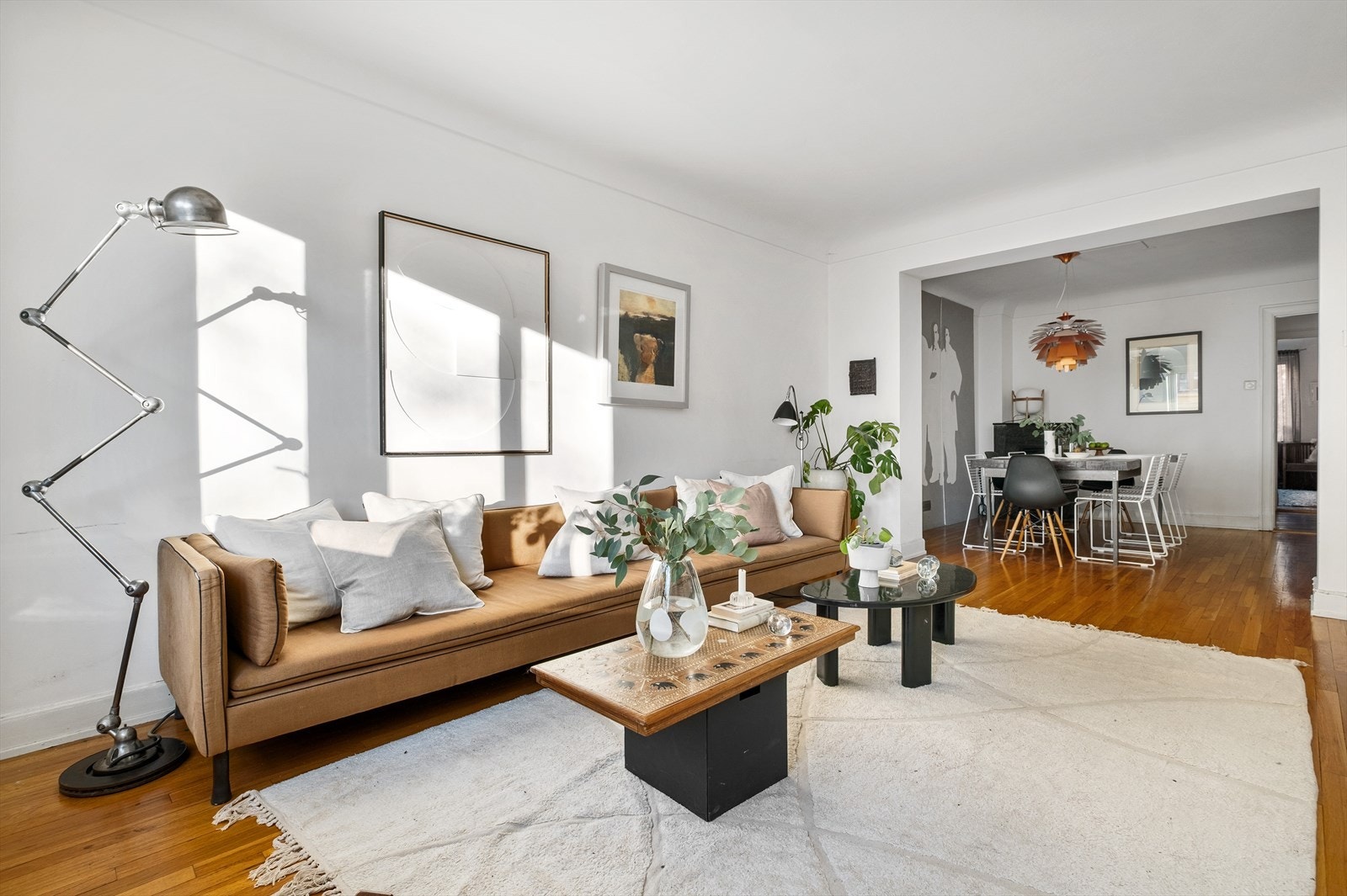 Leiligheten har lysmalte vegger Galleribilde