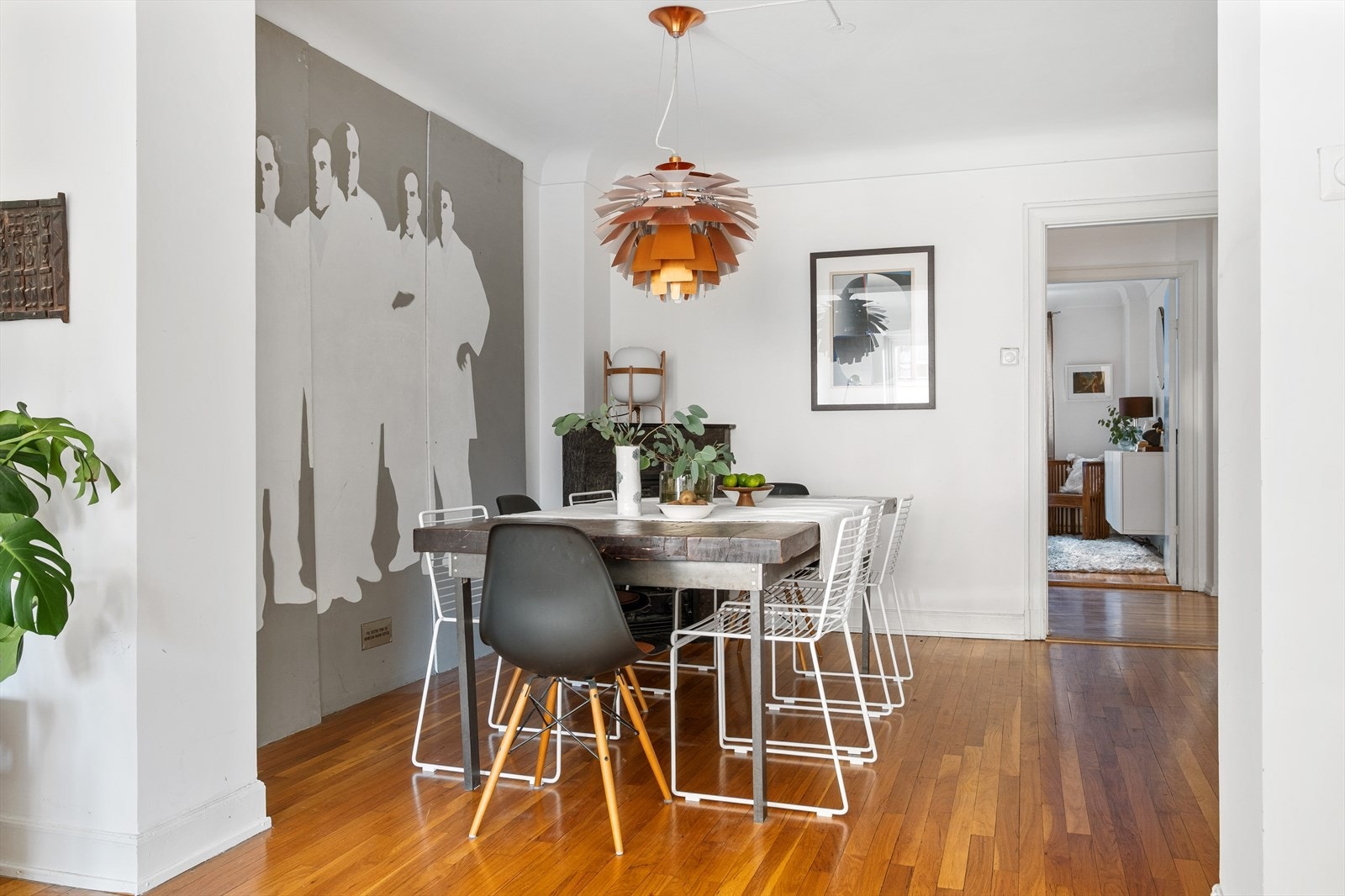 I tilknytning til stuen er det også en romslig spisestue med god plass til spisebord Galleribilde