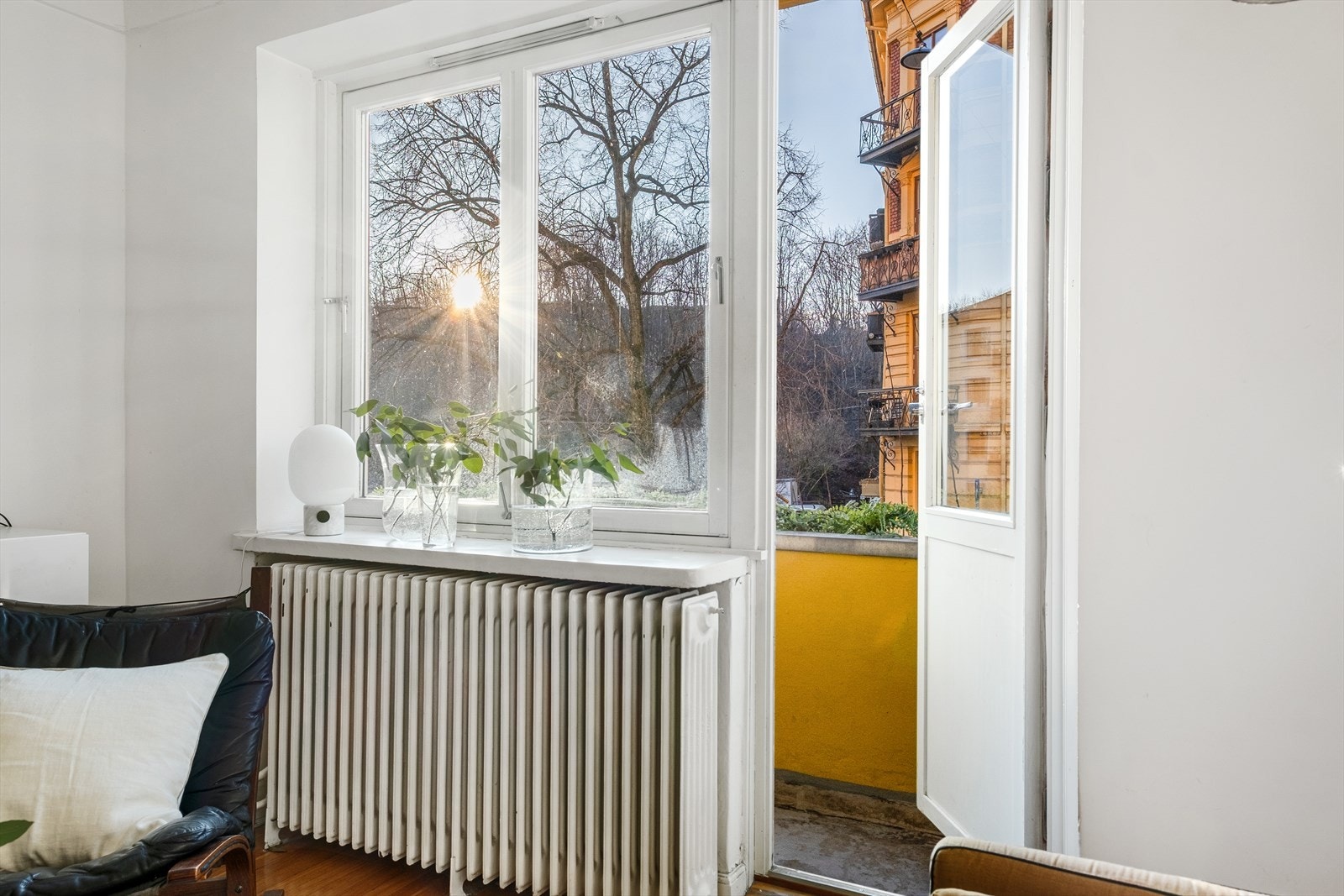 Utgang til en vestvendt balkong på ca. 2 kvm fra stue Galleribilde