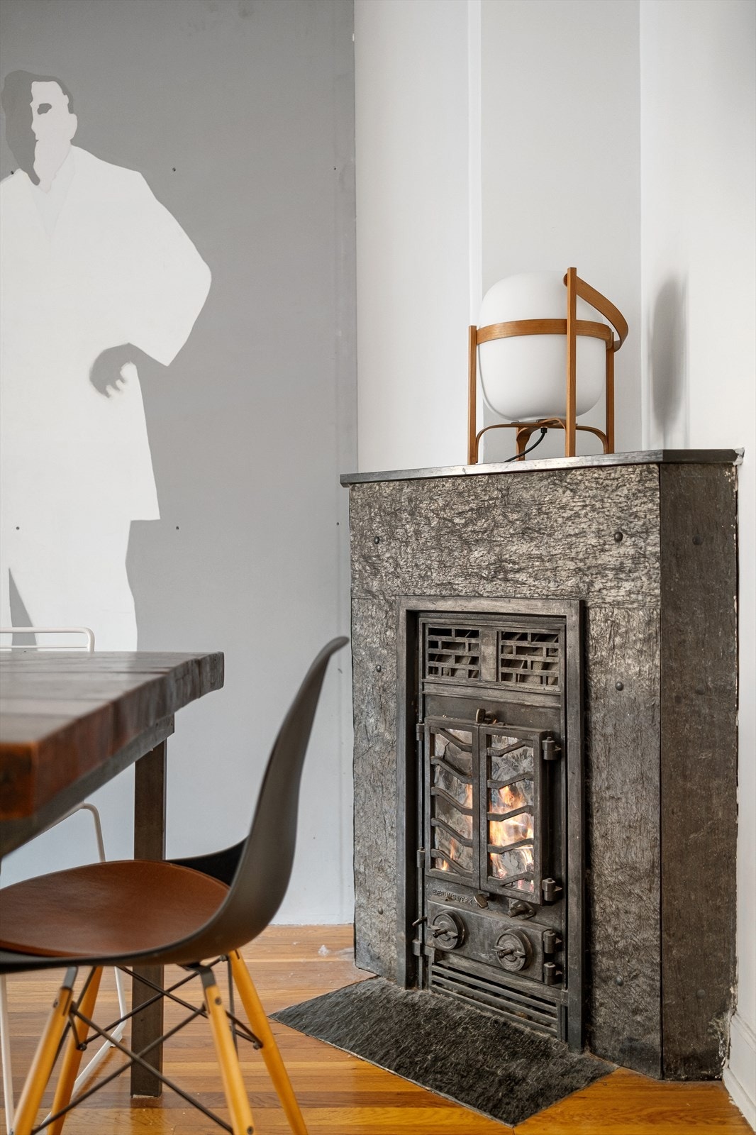 I spisestuen er det en hyggelig vedkamin som varmer godt Galleribilde