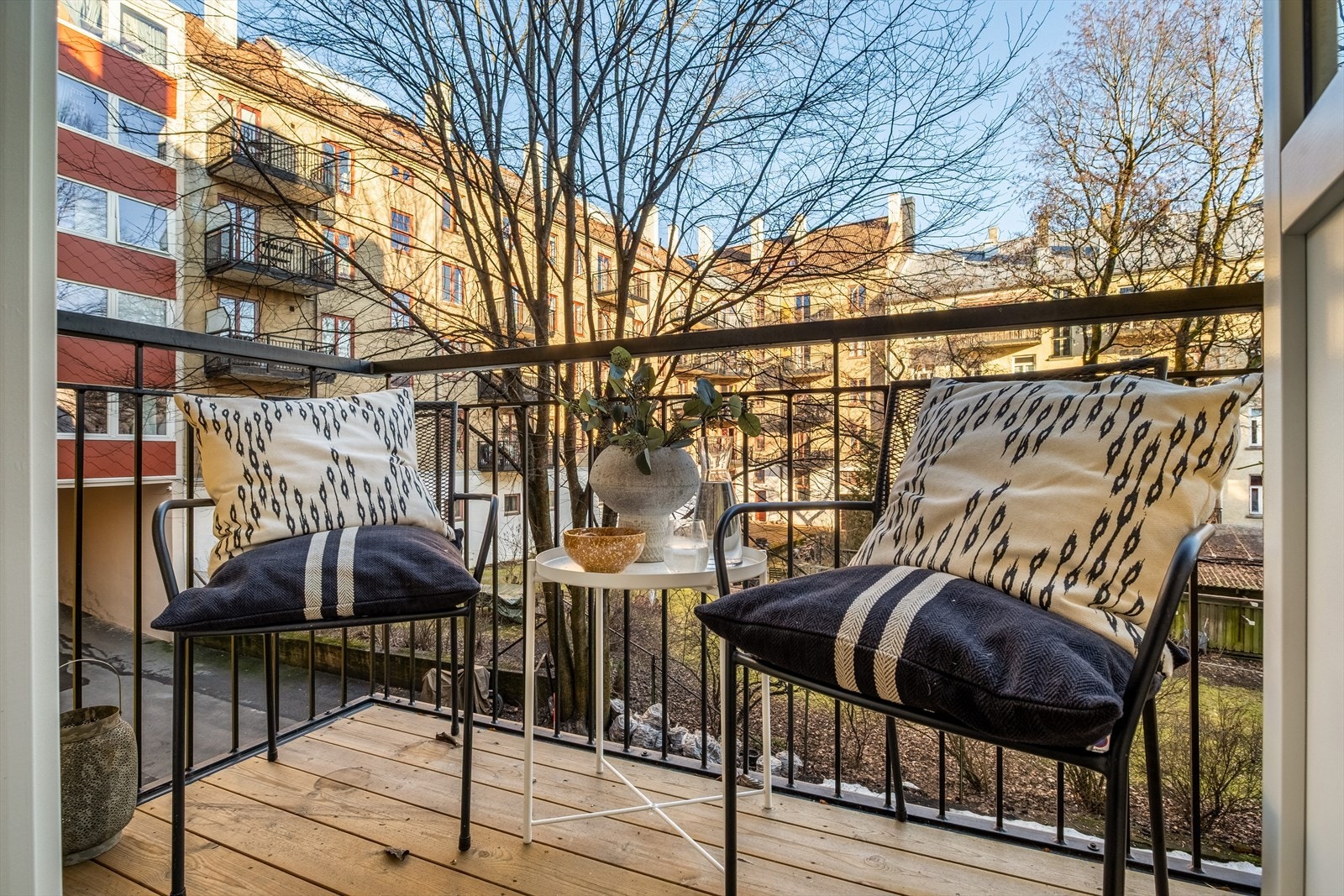 Det er godt med plass til hyggelig cafésett og diverse beplantning Galleribilde