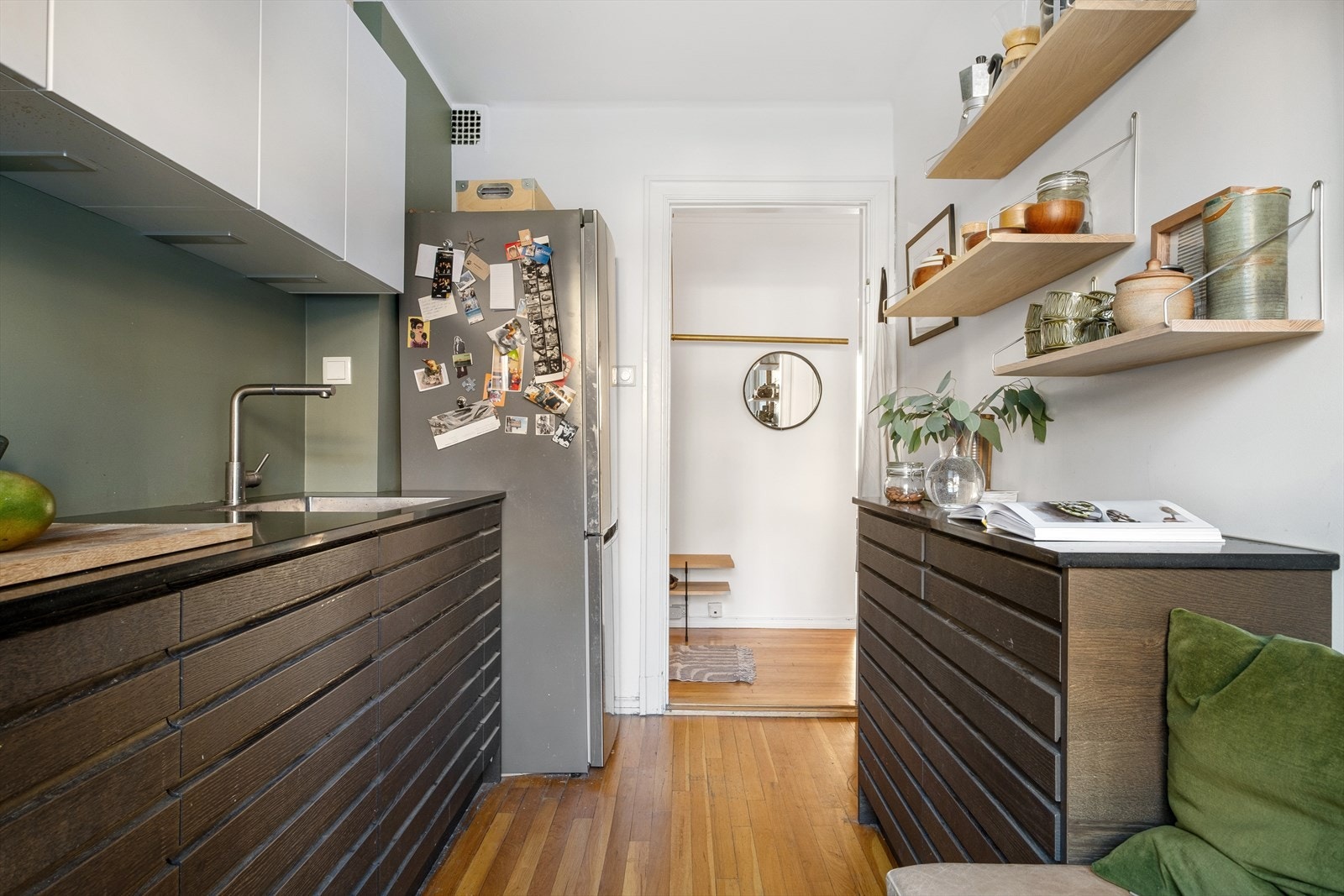 Det er integrert platetopp, stekeovn og oppvaskmaskin - Kullfilterventilator over kokeplass Galleribilde