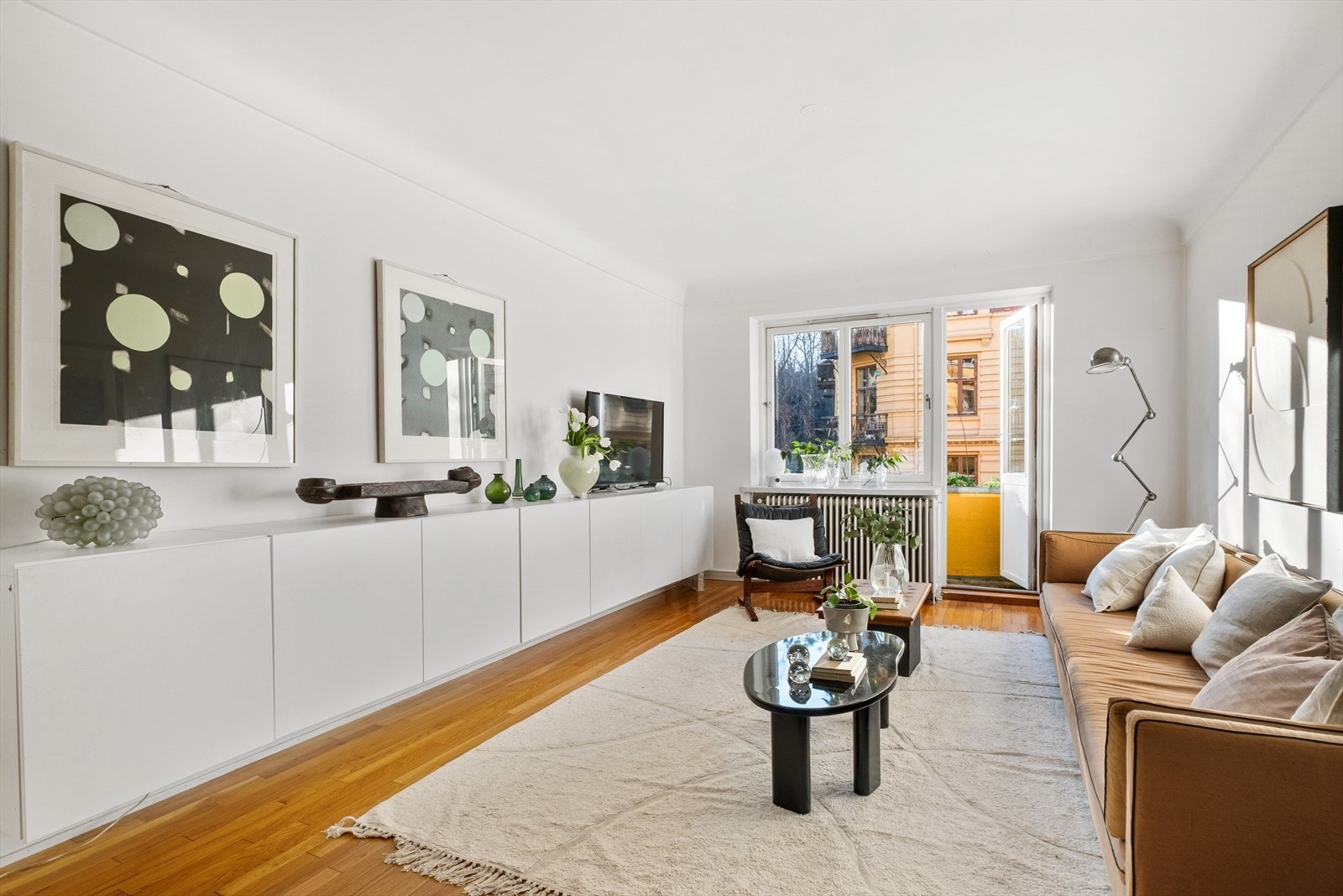 Leiligheten har et flott og sosialt oppholdsrom med stue og spisestue i delvis åpen løsning Galleribilde