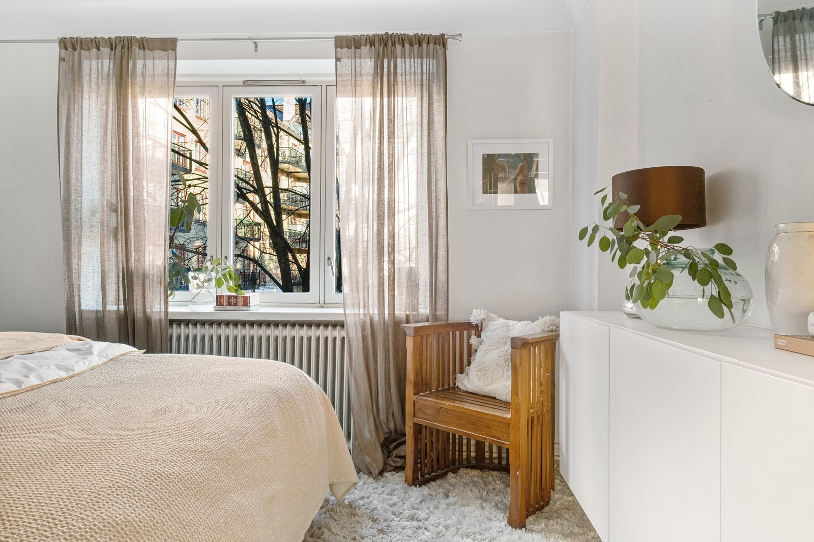 Store vindusflater som gir rikelig med luft og lys Galleribilde