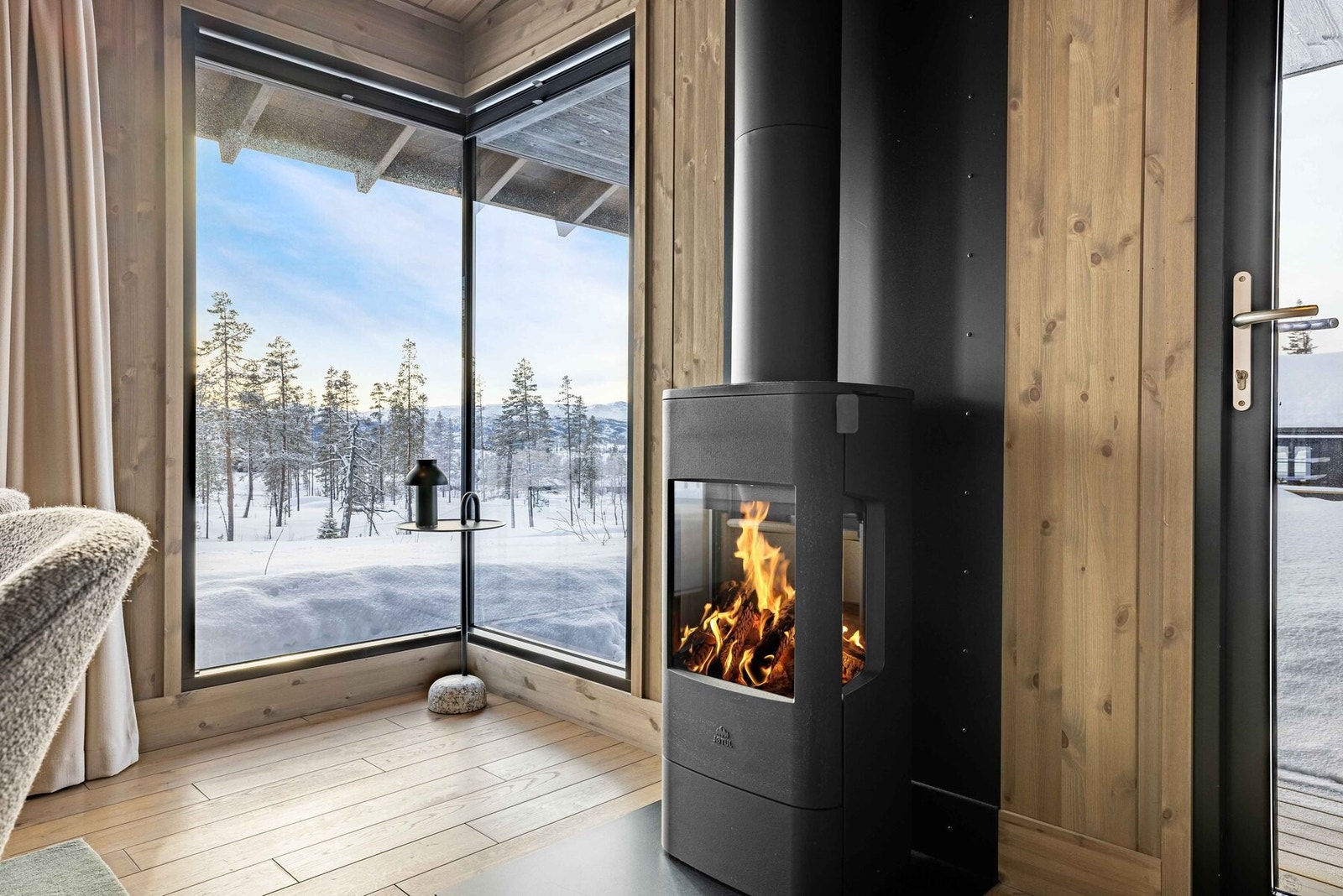 Koselig peisovn medfølger. Foto fra en av våre oppsatte Vy-hytter. Galleribilde