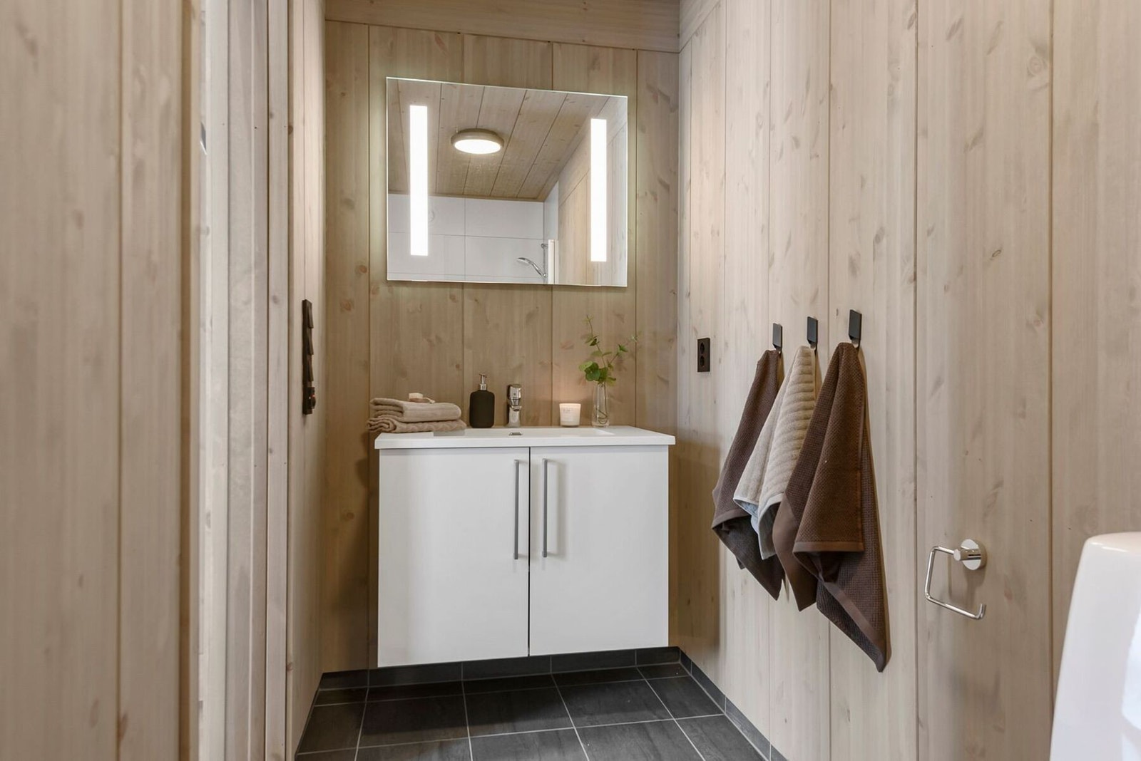 I hyttemodellen er det 2 bad. Foto fra en av våre oppsatte Vy-hytter. Galleribilde