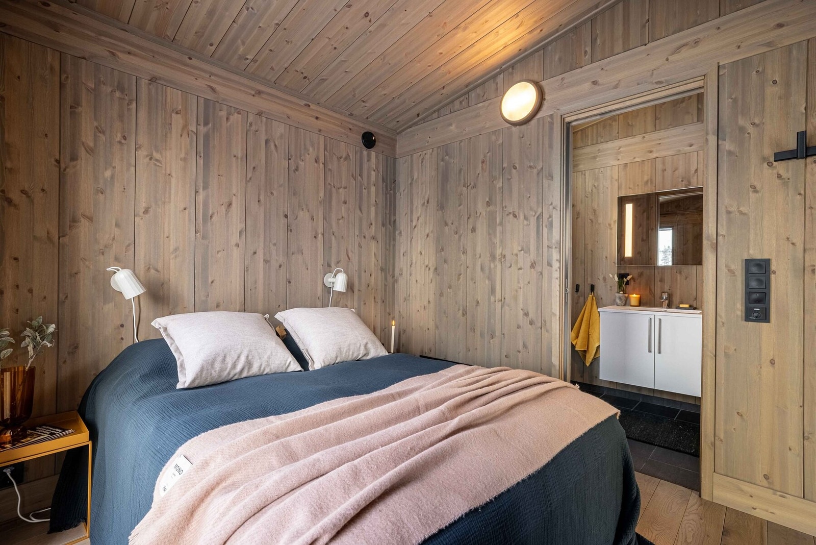 Hovedsoverom har inngang til eget bad. Foto fra en av våre oppsatte Vy-hytter. Galleribilde