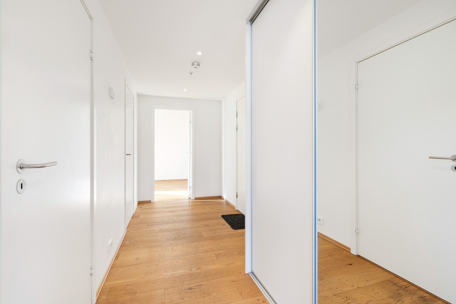Skyvedørdsgarderobe til oppbevaring Galleribilde