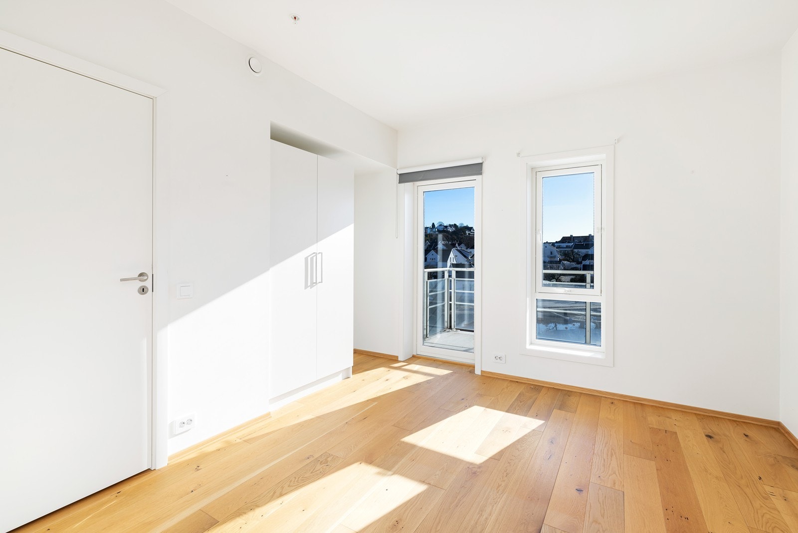 Soverom med god plass til dobbeltseng Galleribilde