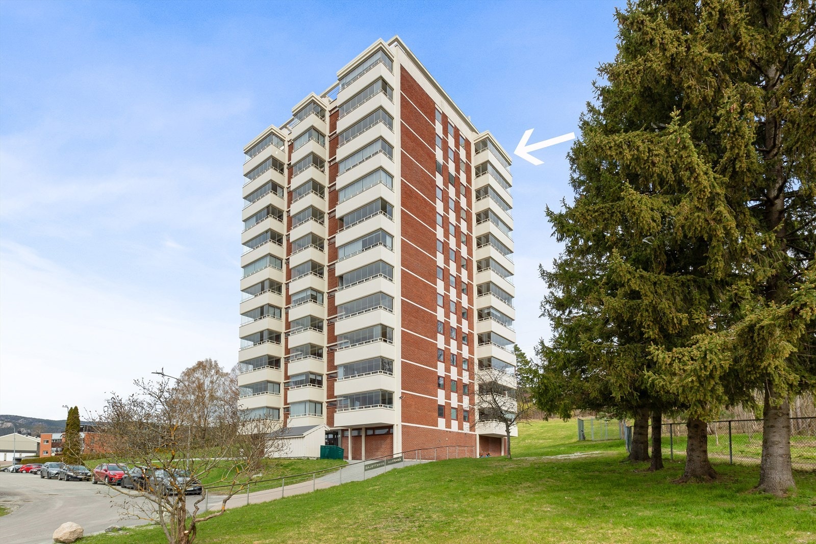 Fra leiligheten er det umiddelbar nærhet til dagligvarebutikk, apotek og gode servicetilbud. Kort gangavstand til ytterligere utvalg av butikker og servicetilbud. Galleribilde