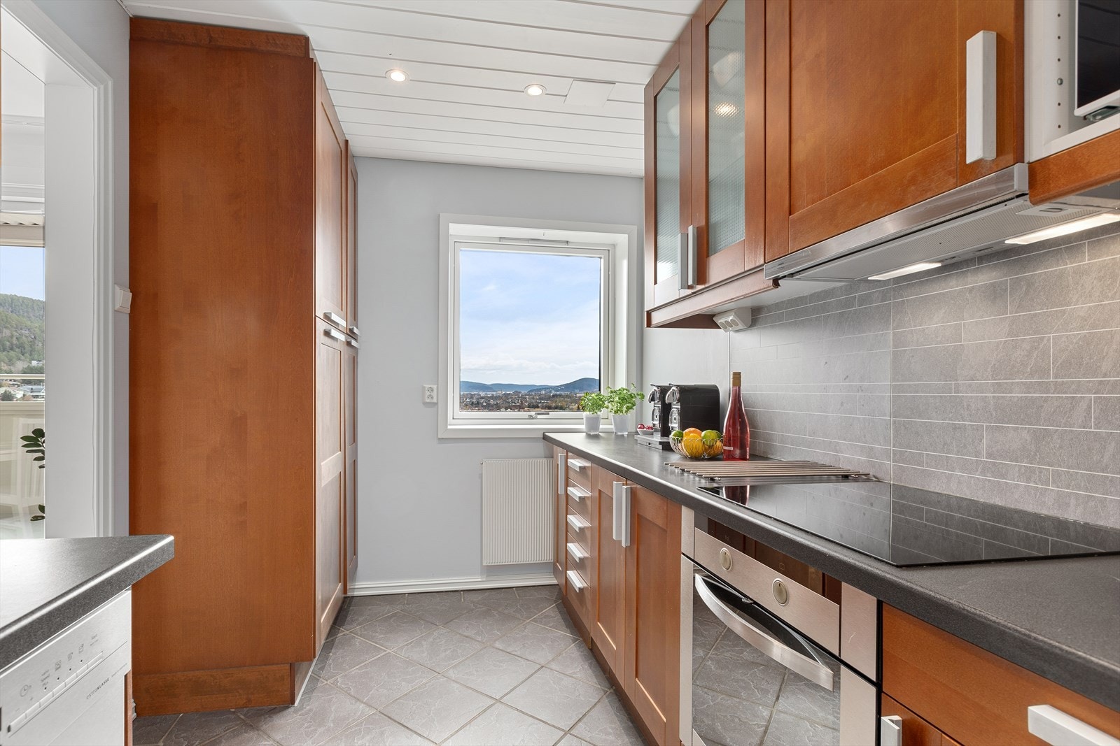 Gode lysforhold fra vindu i tillegg til integrerte downlights i himling Galleribilde