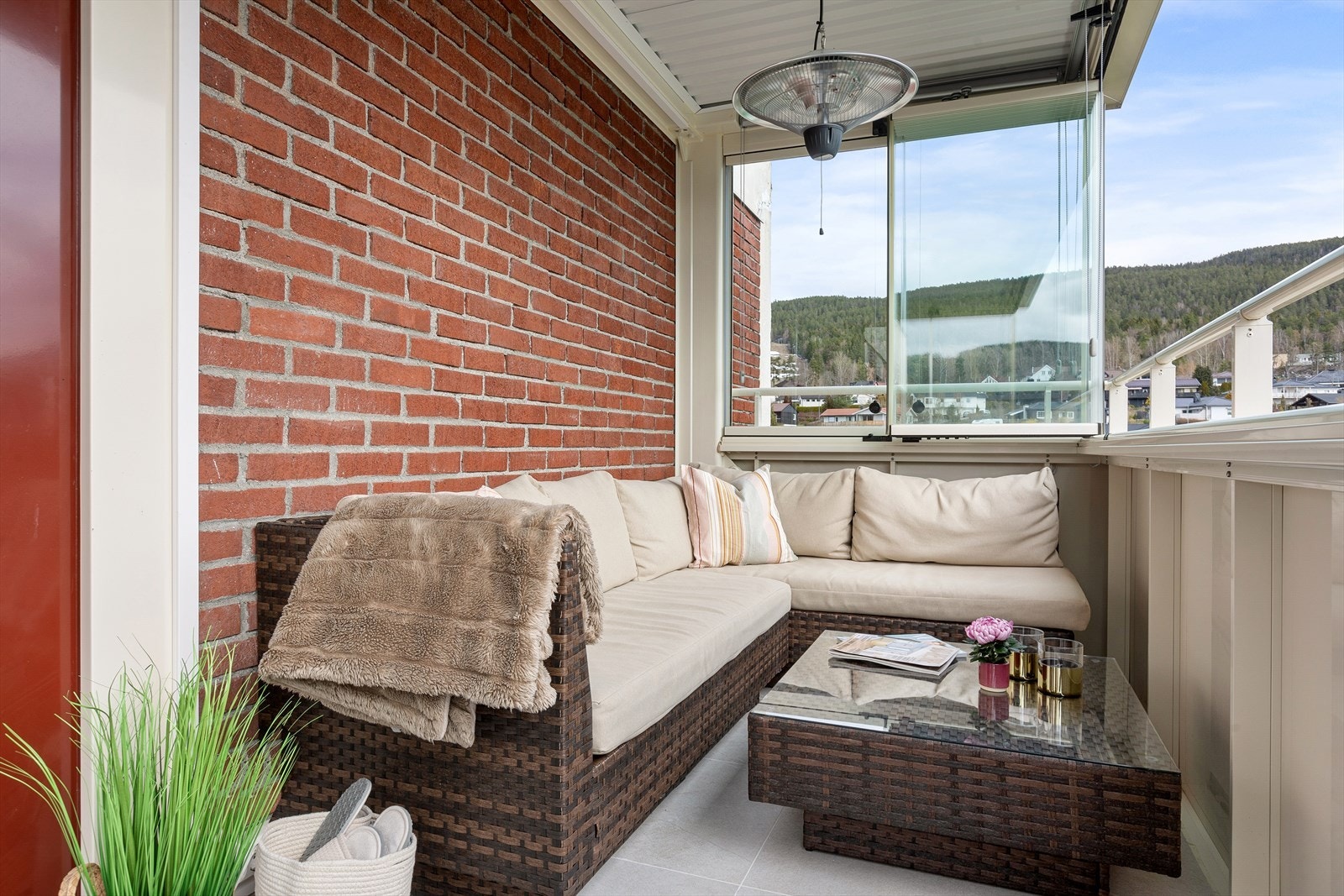 Gulv er flislagt i lys fargetone som står i flott kontrast til teglstein fasaden Galleribilde