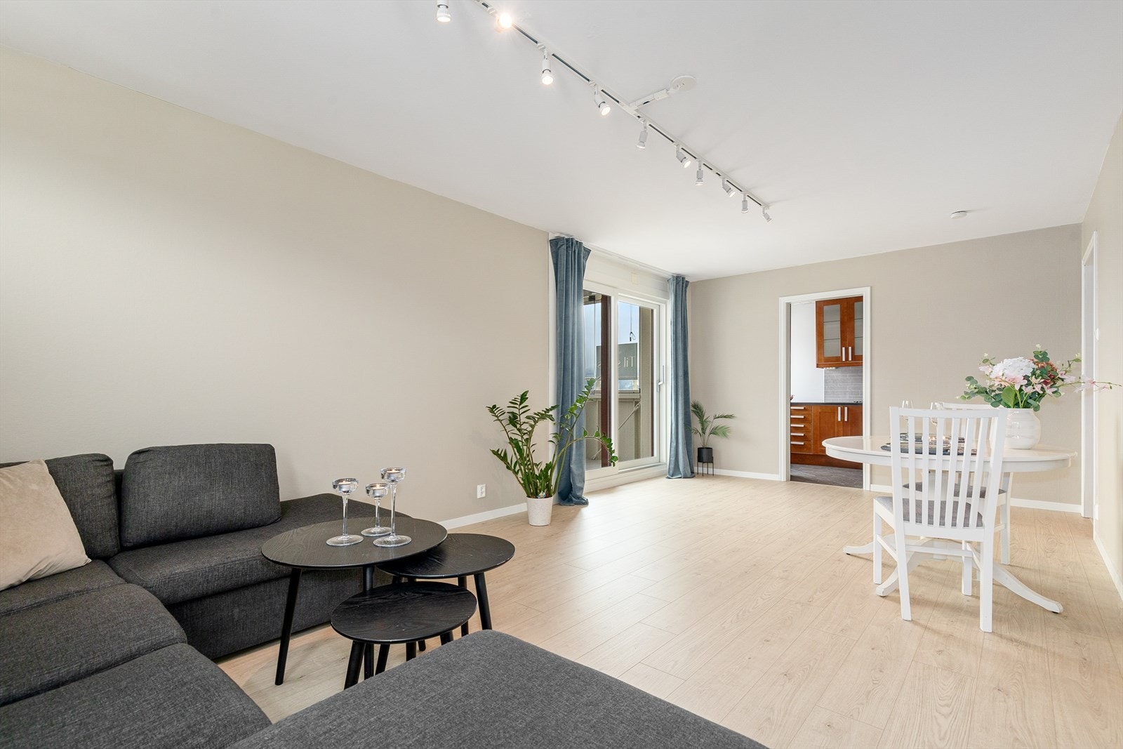 God plass til spisebord i stuen Galleribilde