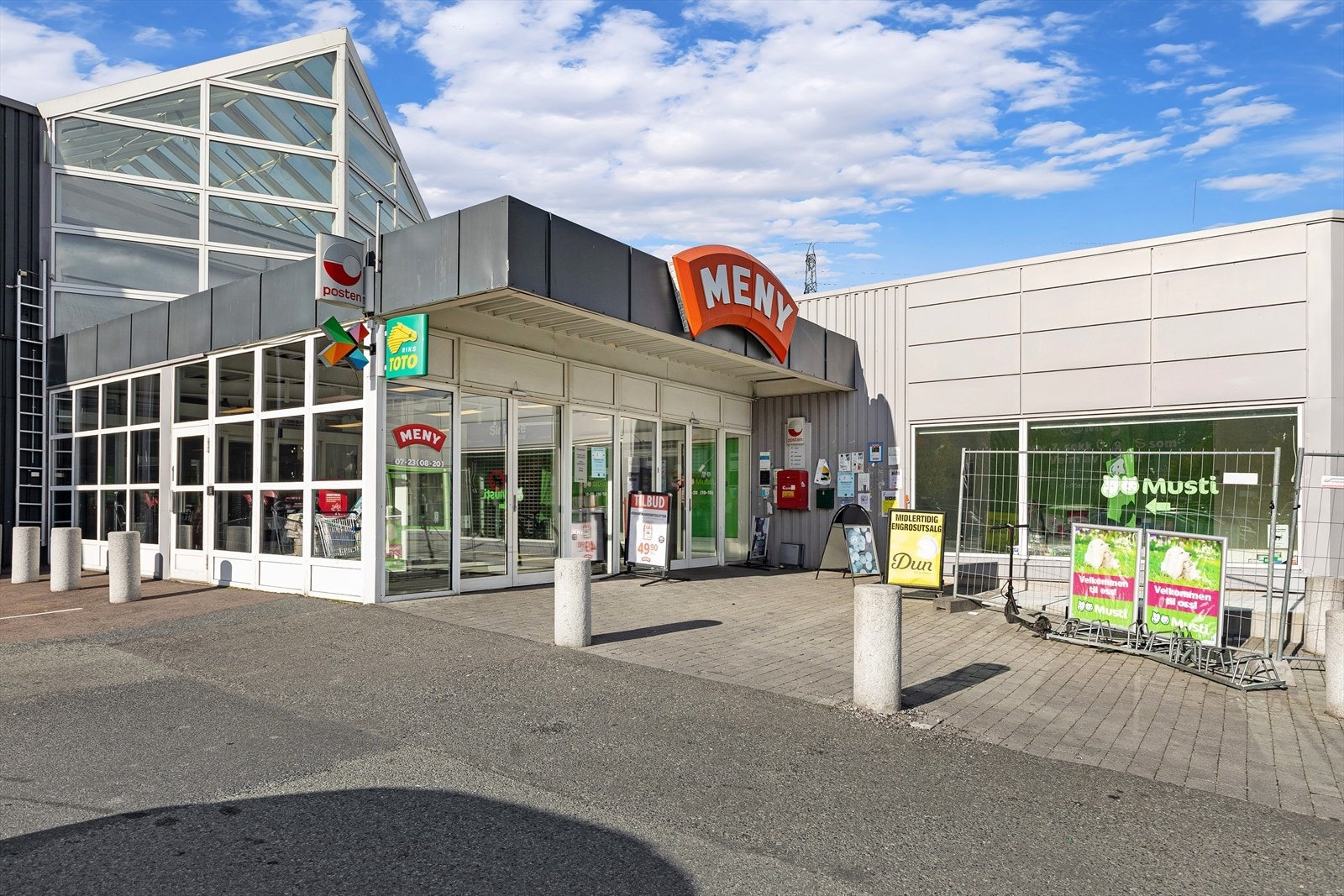 Gangavstand til flere flotte servicetilbud like ved blokkene og over gangbroa på andre siden av E134 Galleribilde