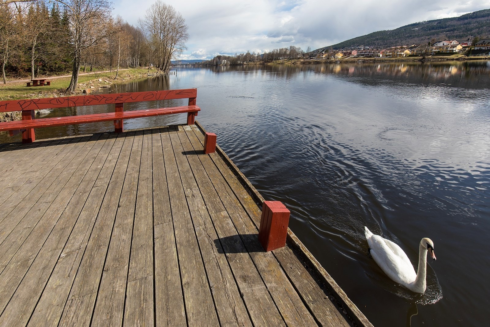 Her er det mye flott å se på og promenaden følger elva hele veien til sentrum Galleribilde