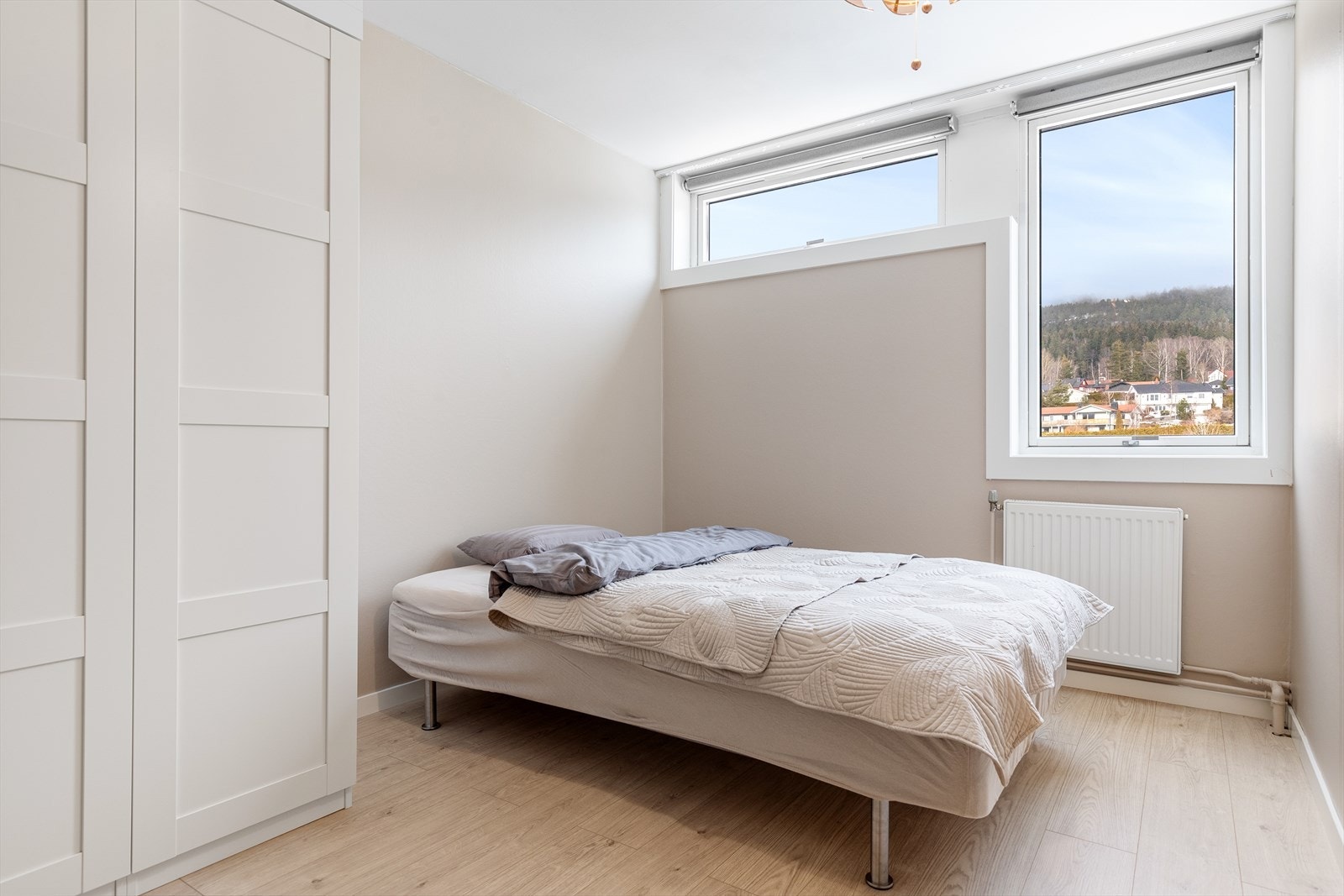 Soverommet er også oppgradert med nytt gulv og malte vegger i likhet med resten av leiligheten Galleribilde