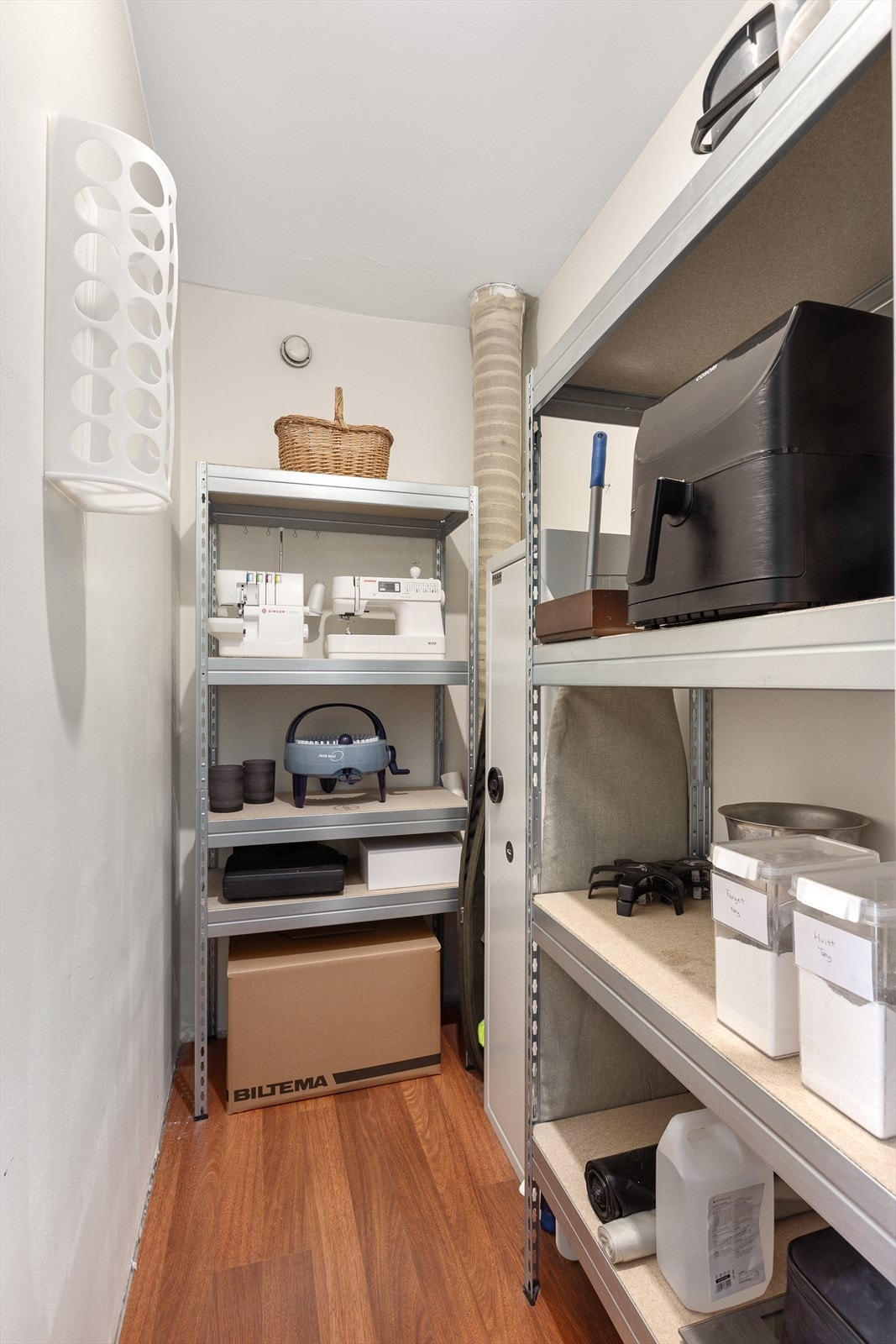 Praktisk bod med lagringsplass i hyllesystem Galleribilde