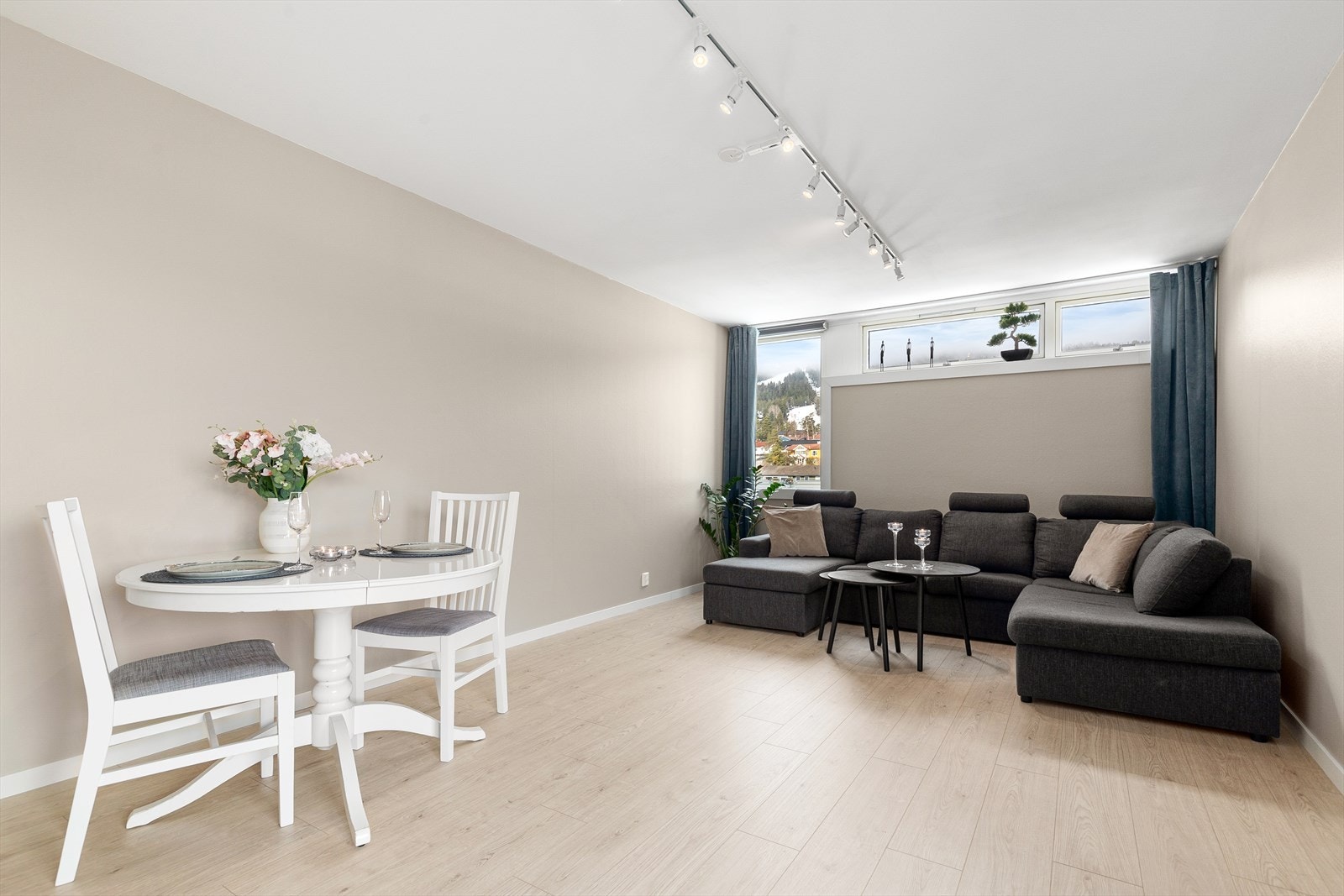 Lys og fin stue med gode møbleringsmuligheter Galleribilde